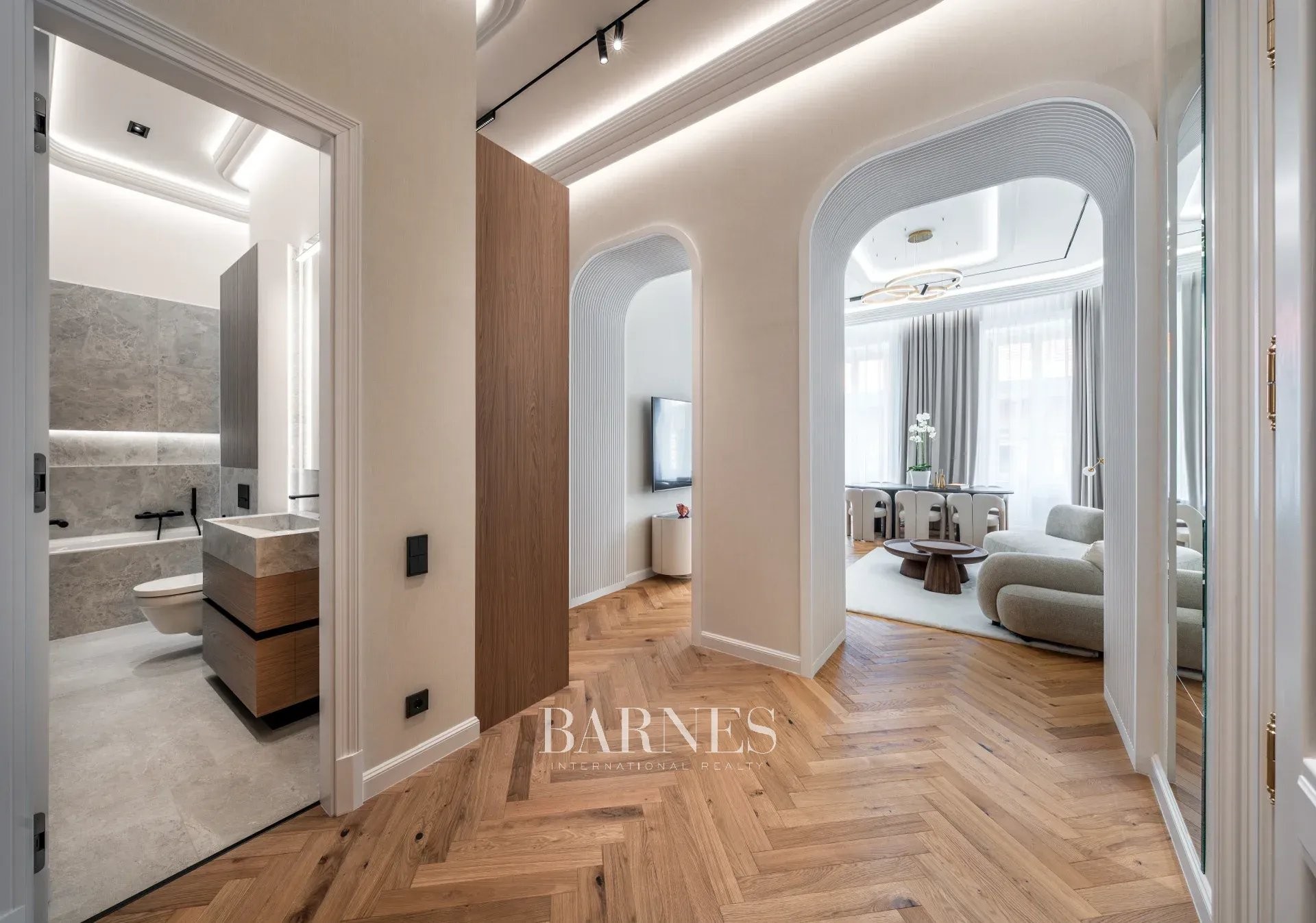 Two-Bedroom Luxury Apartment with Balcony Near the Opera House - picture 8