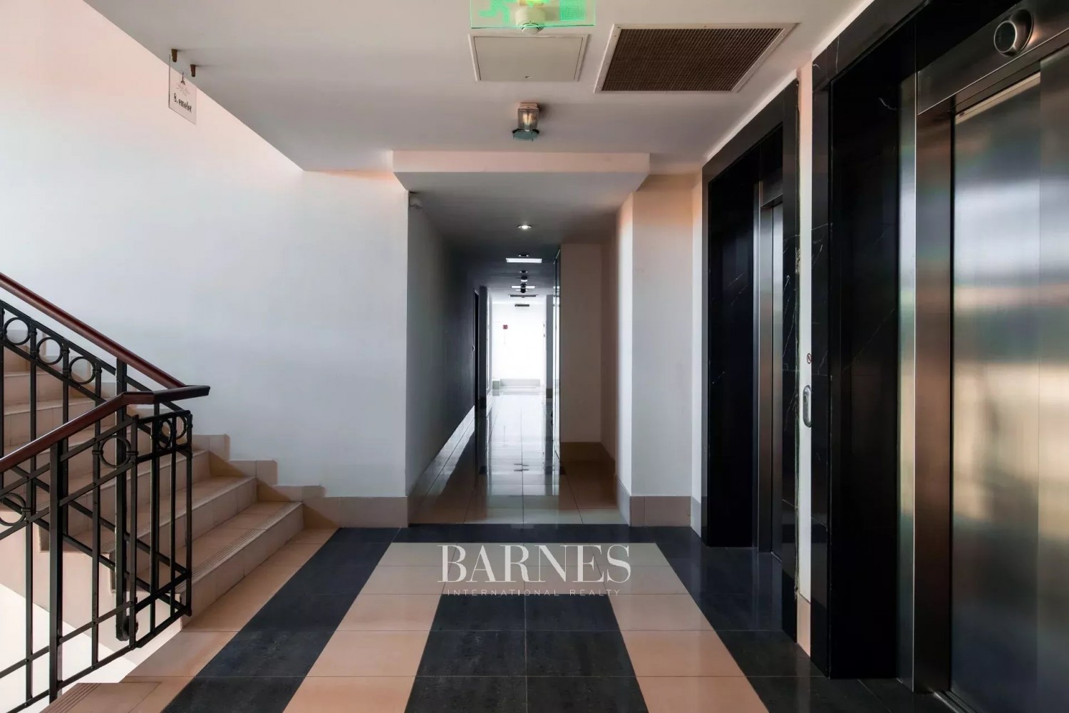 Modern apartment with terrace, panoramic view near Abdrássy út and Kodály körönd - picture 19