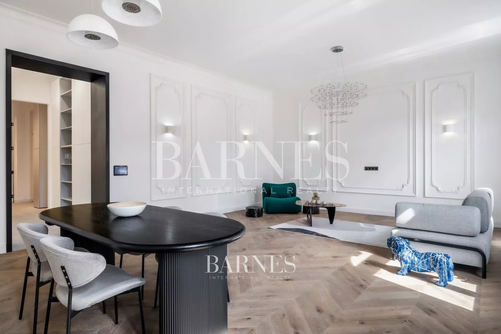 Elegant Two-Bedroom Home with Smart Features on Paulay Ede Street - picture 2