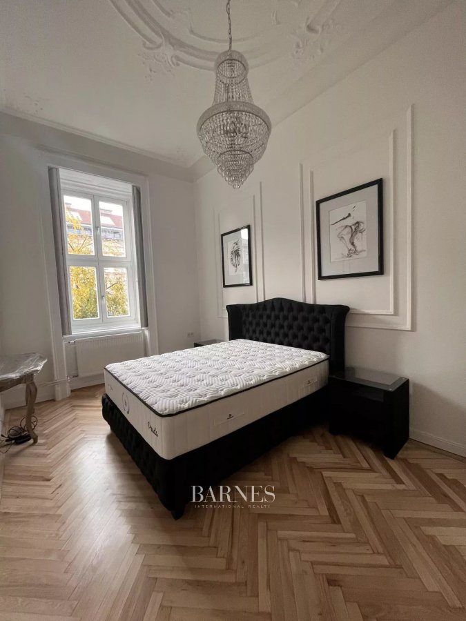 Eladó két hálós, felújított apartman a Jókai téren - picture 8