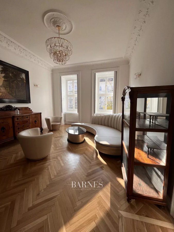 Eladó két hálós, felújított apartman a Jókai téren - picture 1