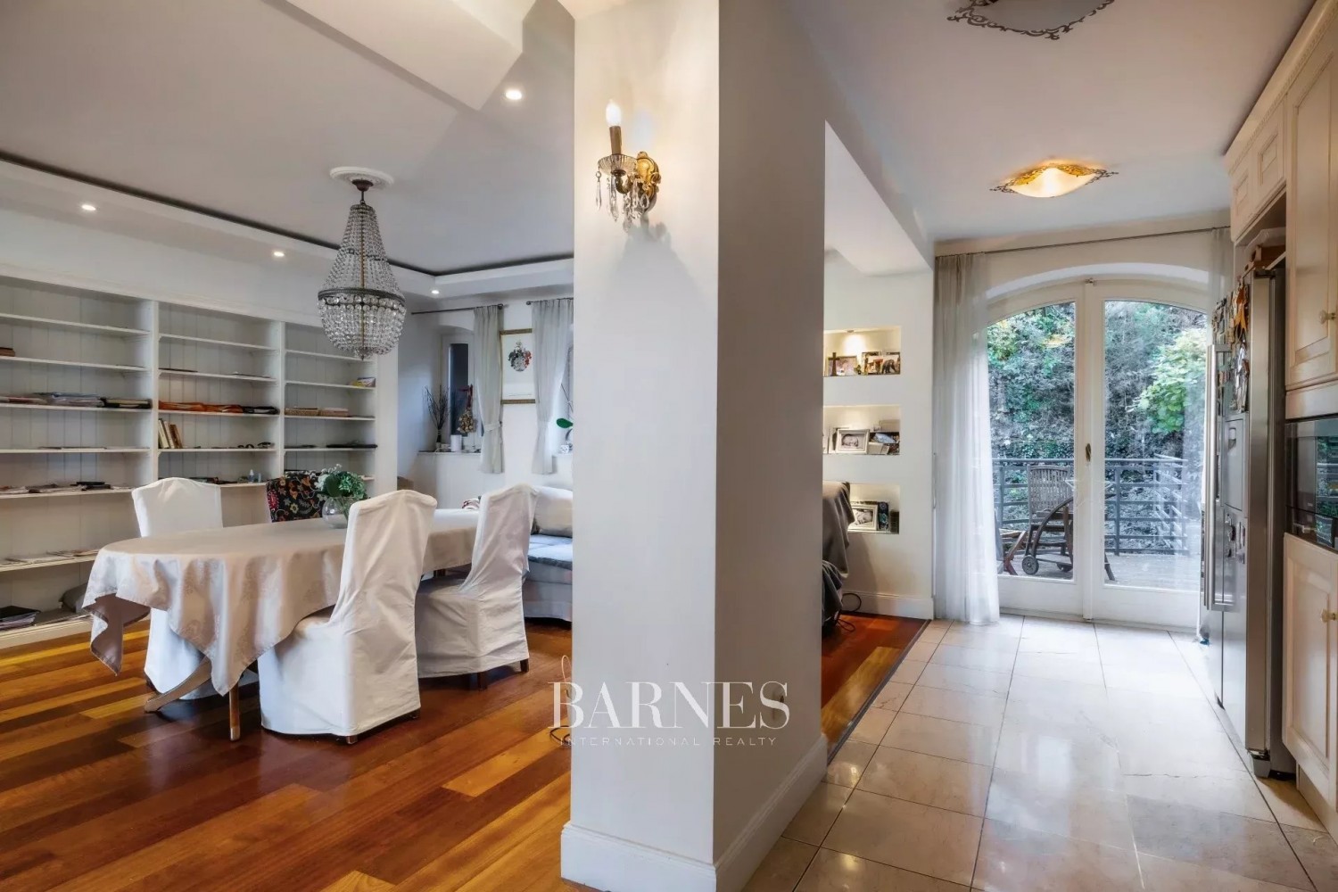 Sustainable Luxury Home with Panoramic City View, Private Garden, Indoor Pool, and Garage - picture 9