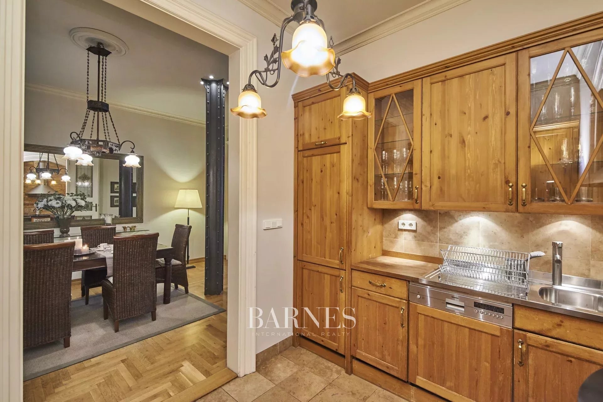 Elegáns nagypolgári lakás kiadó  az Andrássy út és a Bazilika szomszédságában - picture 4