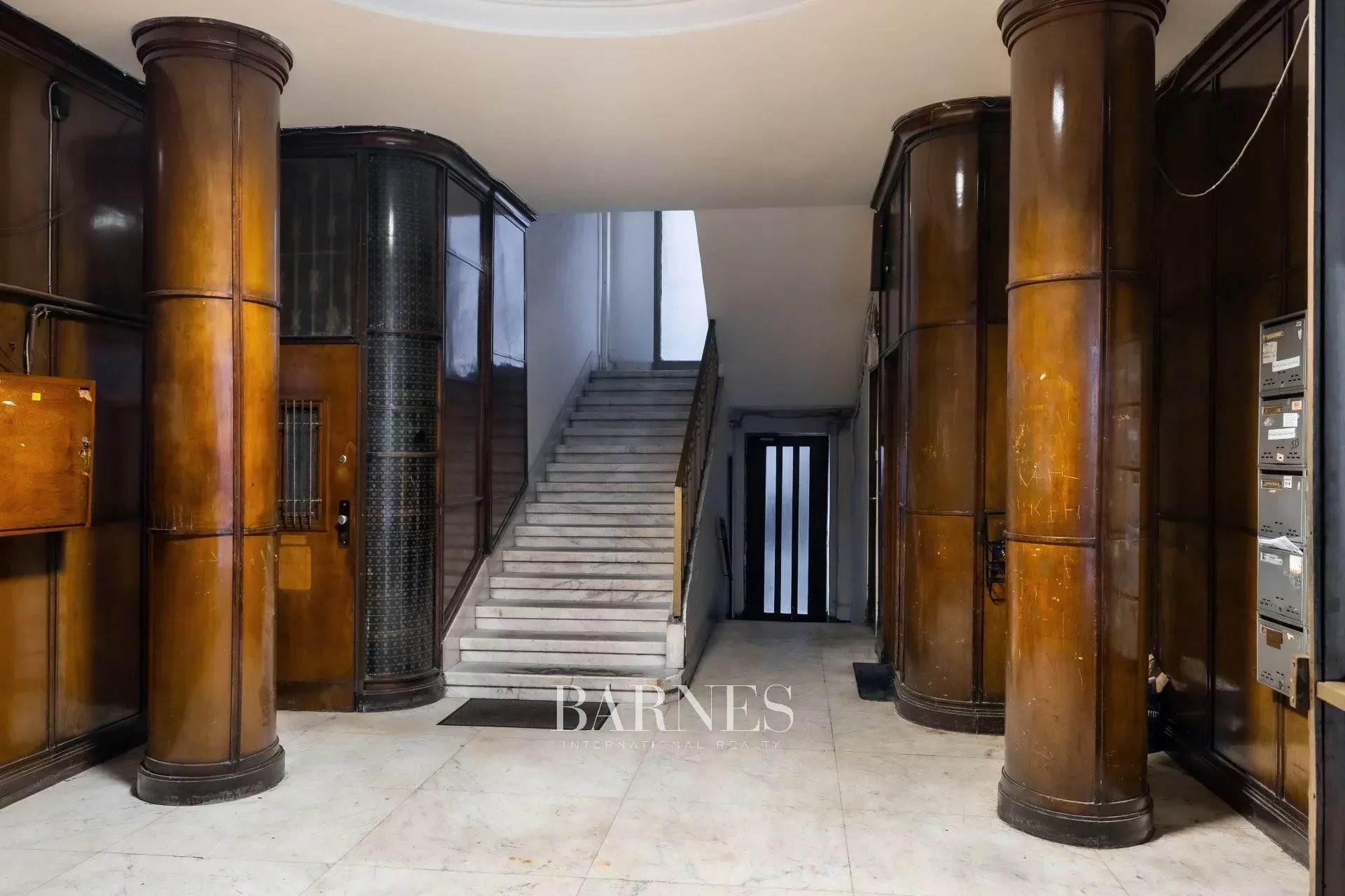 For Rent: 3-Bedroom Apartment with Urban Atmosphere near the Basilica - picture 23