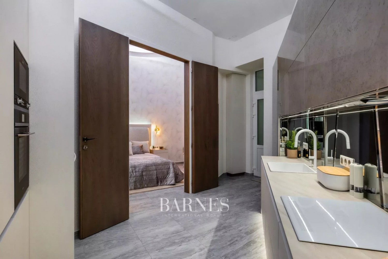 3-bedroom luxury apartment in the city center with  balcony and view to the Basilica - picture 6