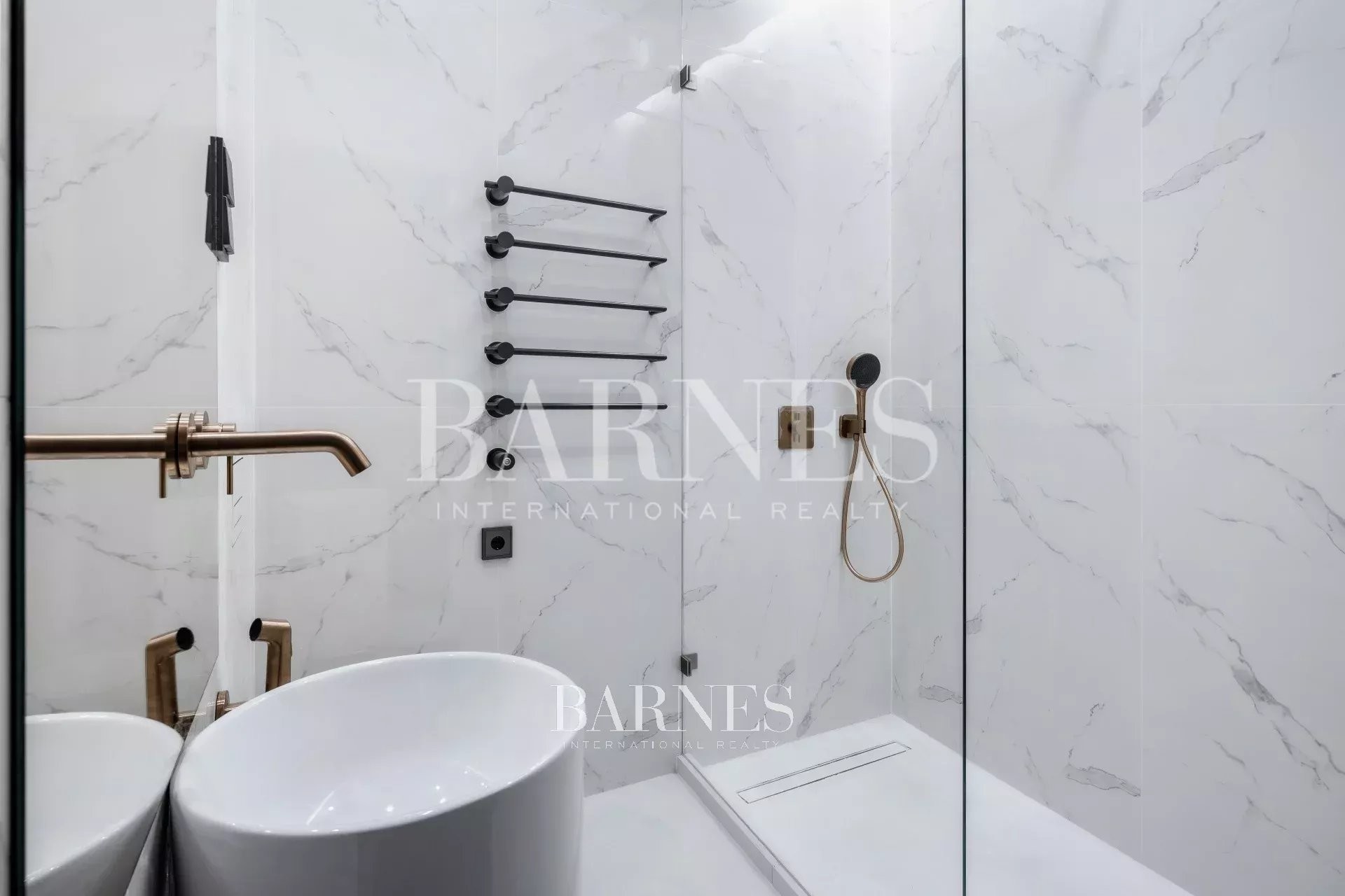 Elegant Two-Bedroom Home with Smart Features on Paulay Ede Street - picture 16