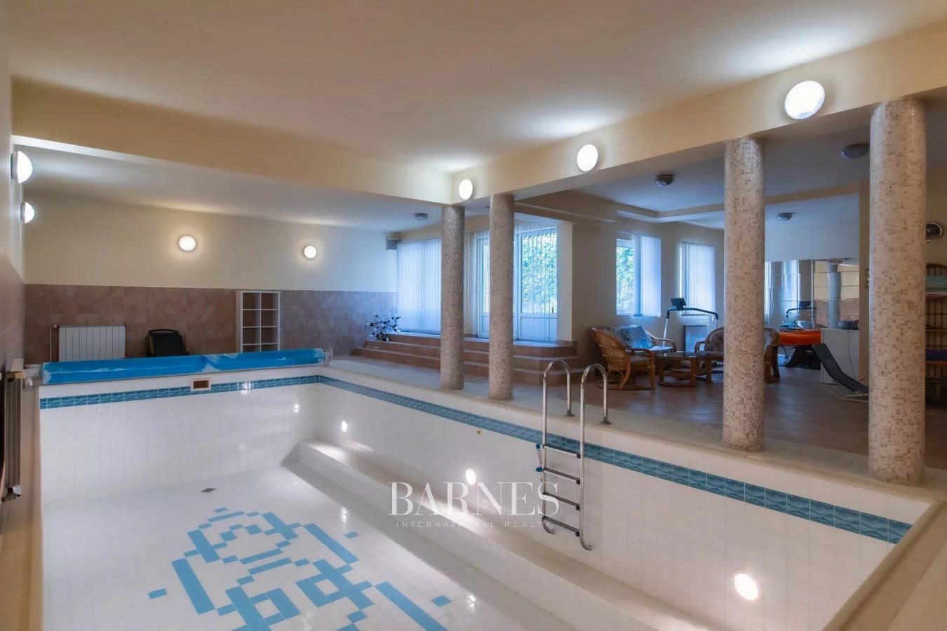 Classical panoramic family villa with exclusive Buda side location - picture 20