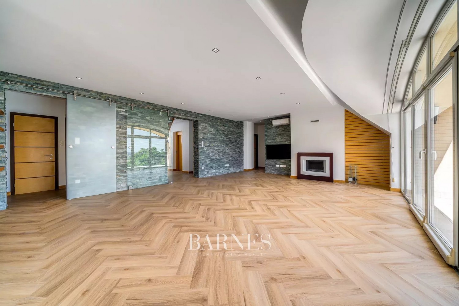 Eladó panorámás 2 hálós, teraszos luxuslakás külön vendéglakrésszel a Rózsadombon - picture 6