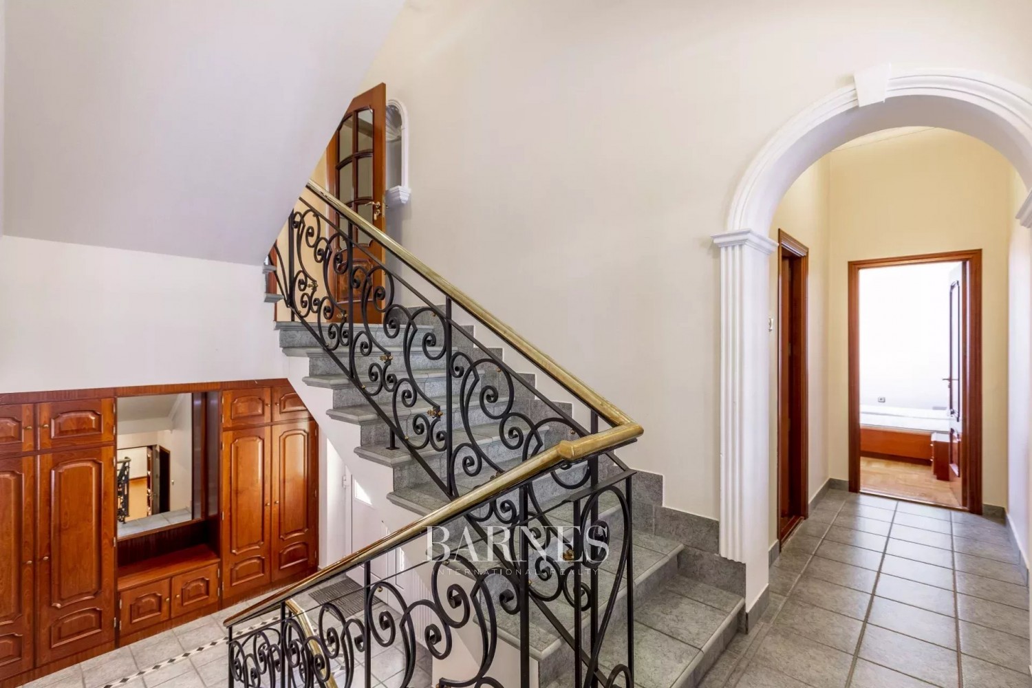 Residency for sale in the 2nd District - picture 2