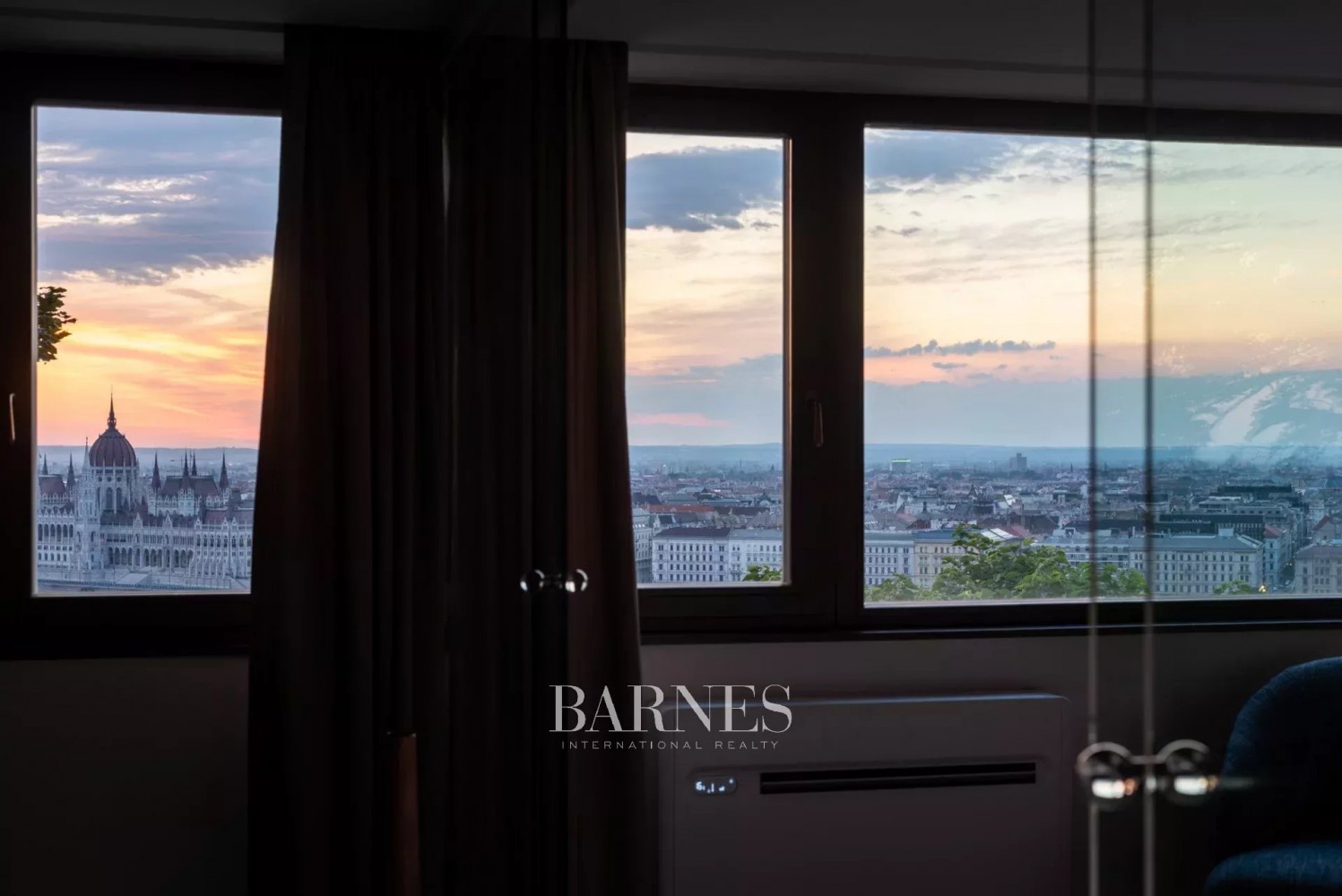 Ritkaság a Várnegyedben dunai panorámával és saját kerttel - picture 2