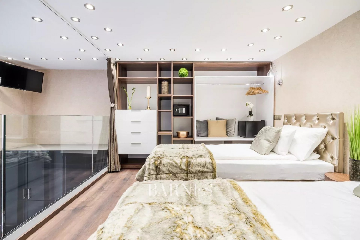 Two Airbnb apartments for sale in the 7th district, with windows facing Dohány Street - picture 11