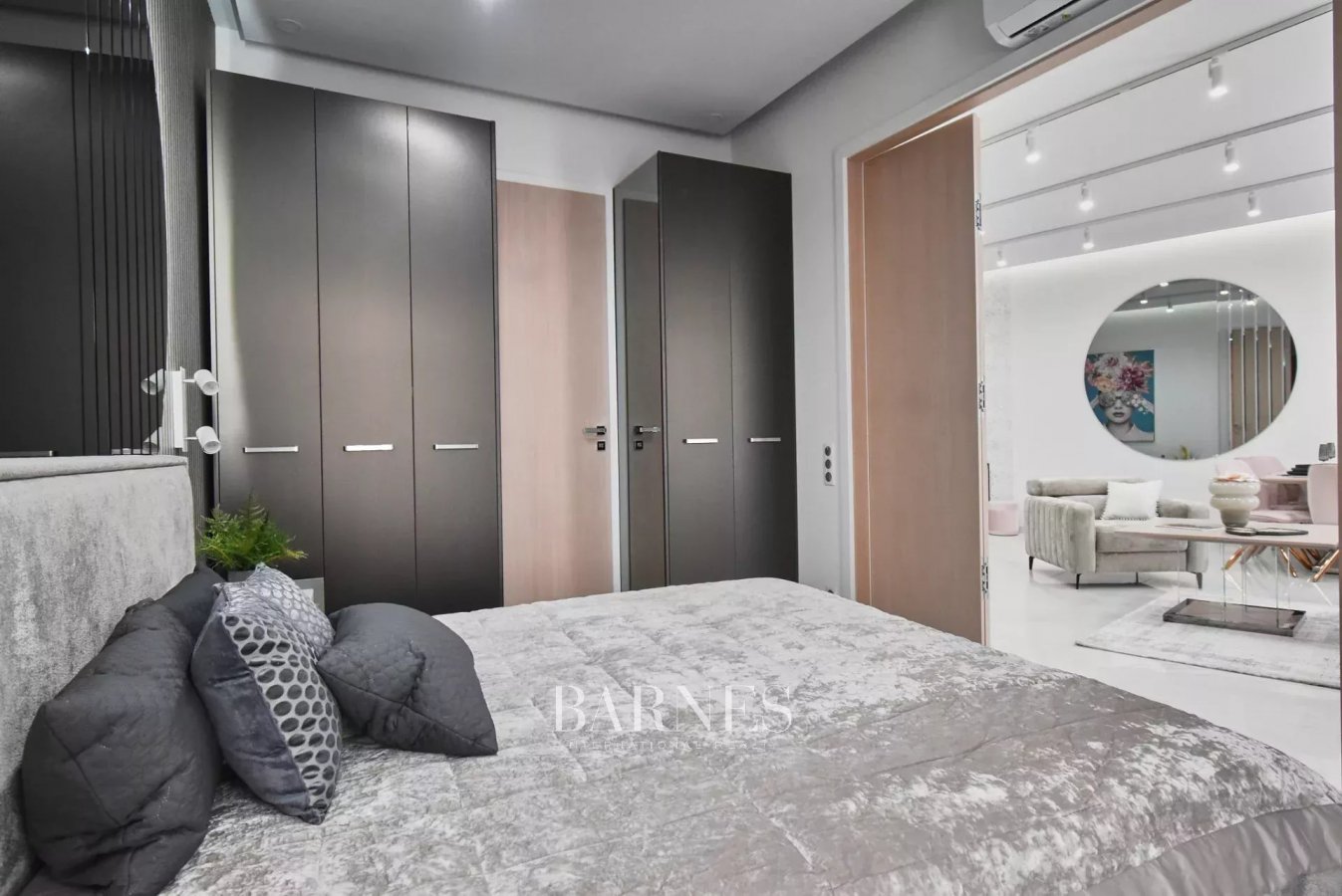 Panorámás, bútorozott luxuslakás a Madách tér közelében - picture 5