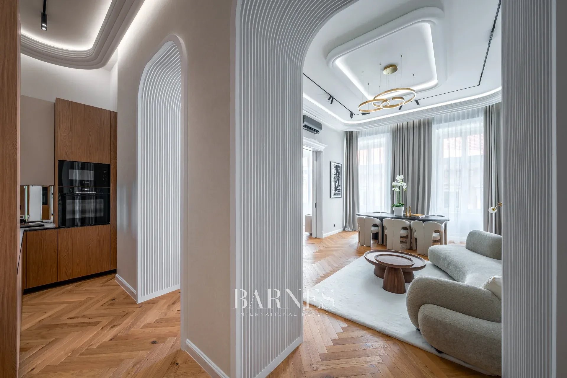 Two-Bedroom Luxury Apartment with Balcony Near the Opera House - picture 9