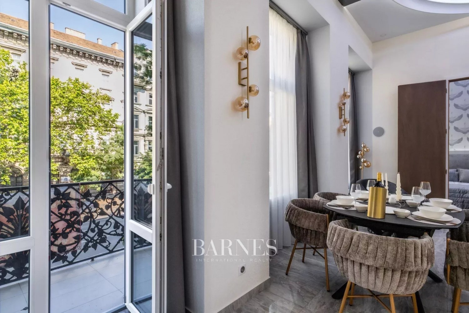 3-bedroom luxury apartment in the city center with  balcony and view to the Basilica - picture 2