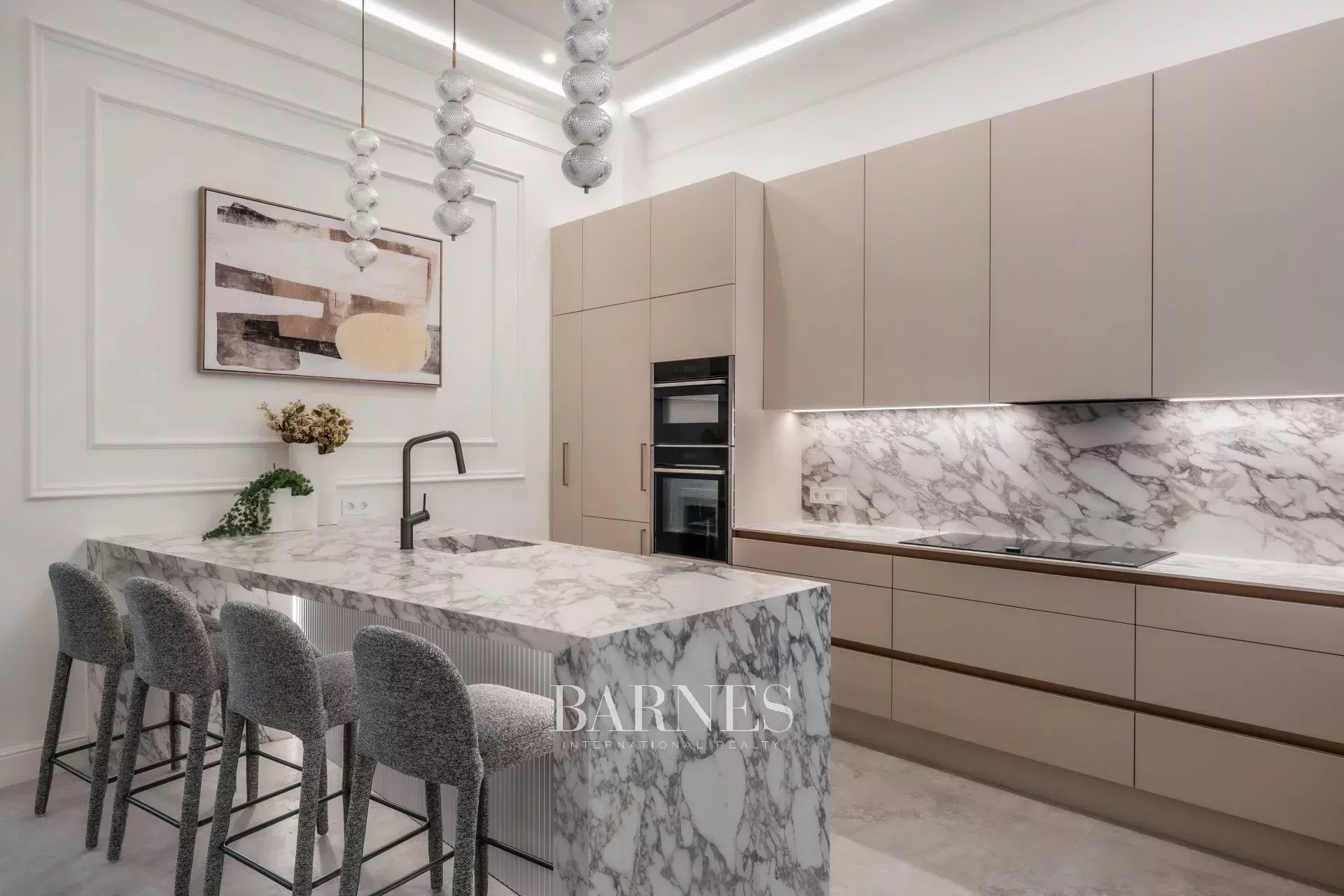 EXCLUSIVE LUXURY APARTMENT ON VÁCI STREET – PREMIUM QUALITY, TIMELESS ELEGANCE - picture 5