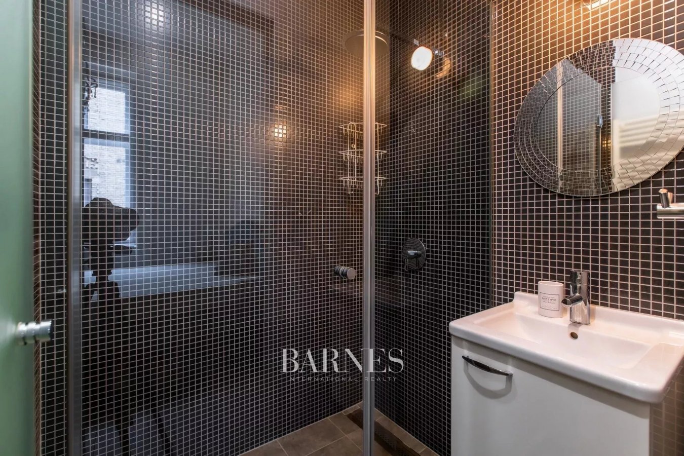 Luxury Apartment in the Heart of Budapest - Exceptional Investment Opportunity - picture 12