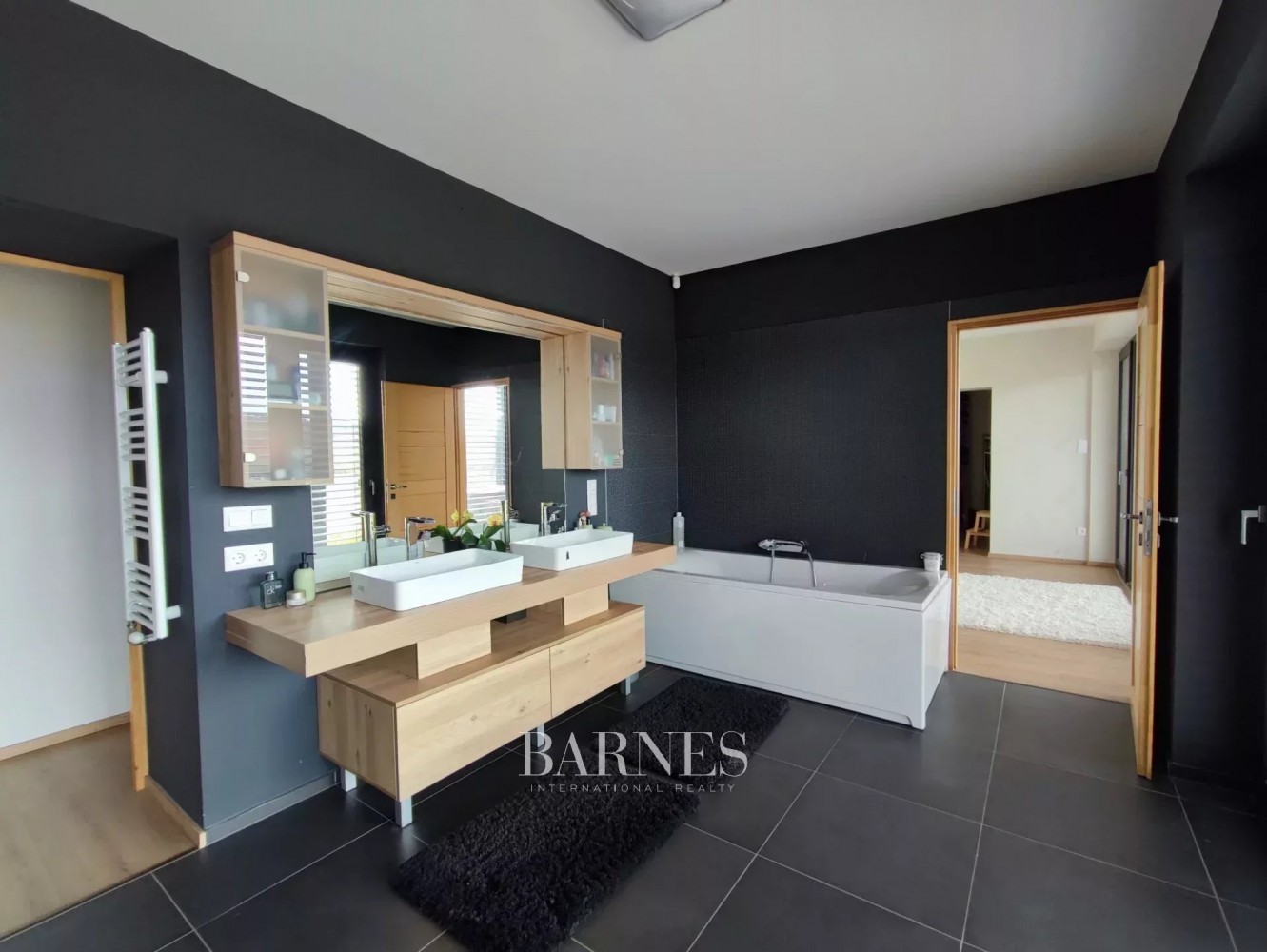 Magical Estate for Sale Embraced by Forest in Törökbálint - picture 9