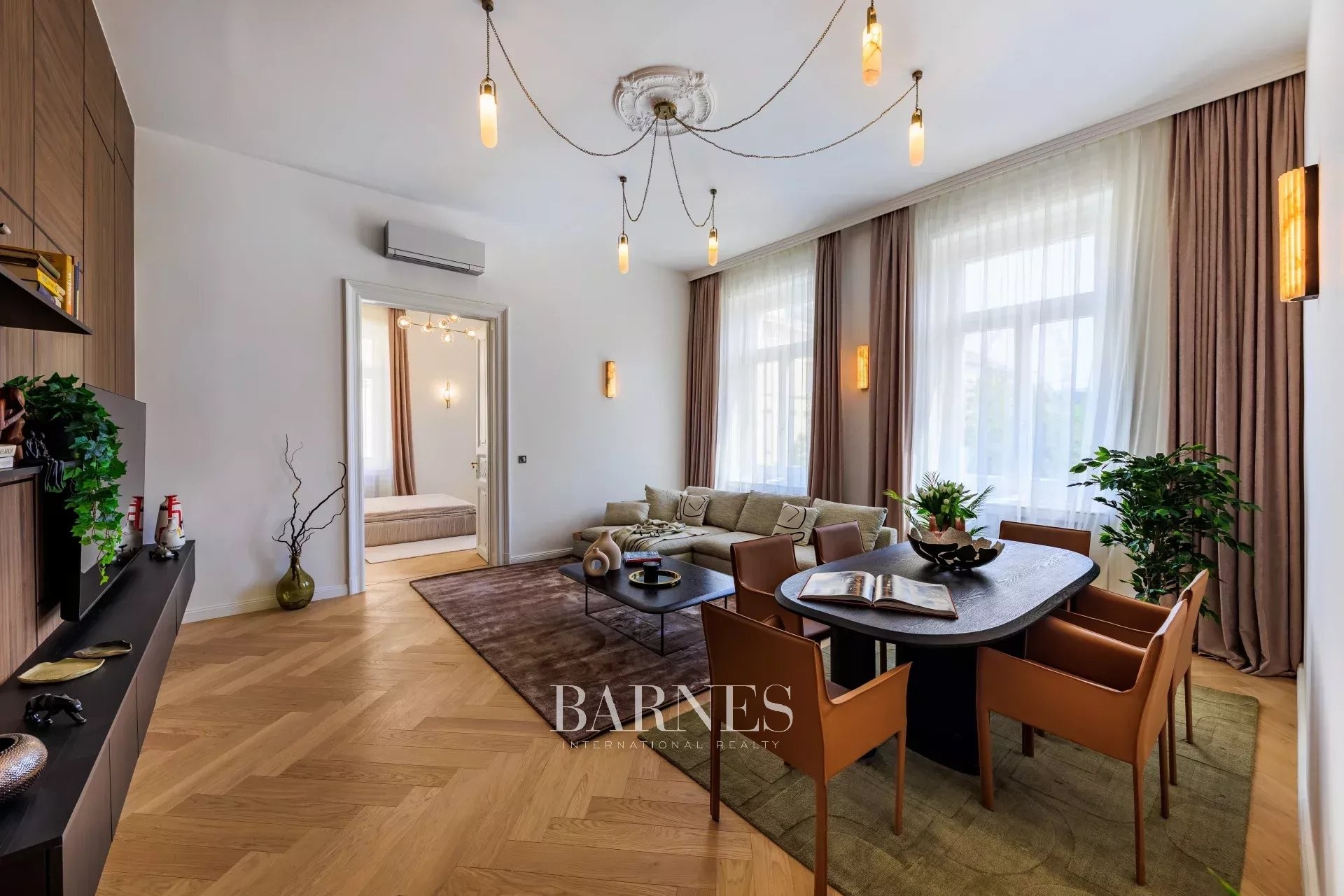 Exceptional Corner Apartment for Sale in the Heart of Budapest, District 5 - picture 1