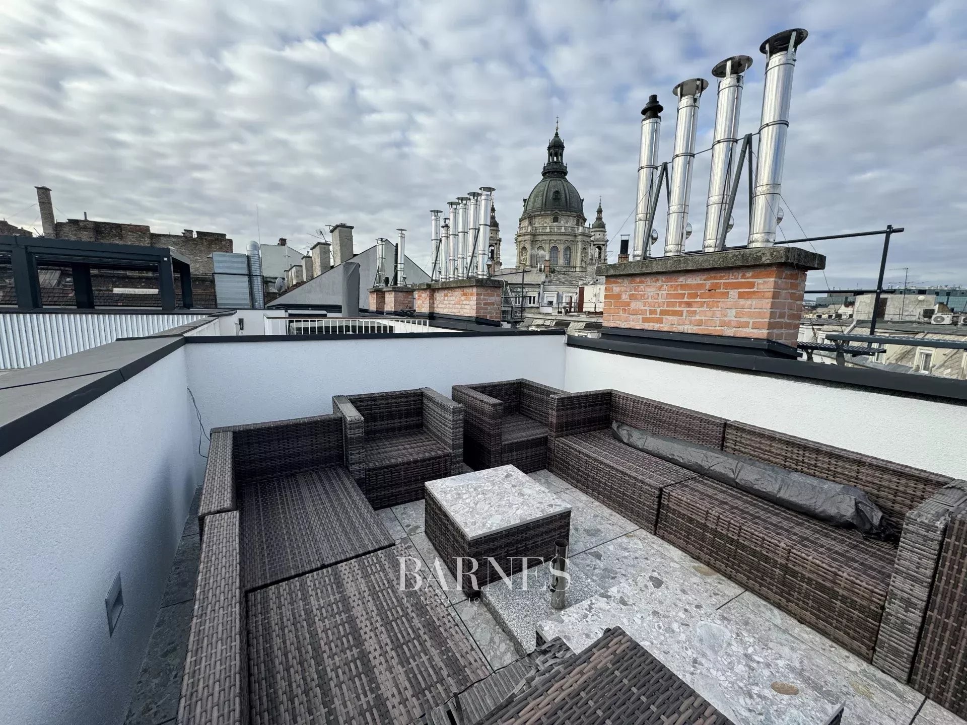 3-bedroom penthouse with roof terrace and panoramic view to  Basilica - picture 25