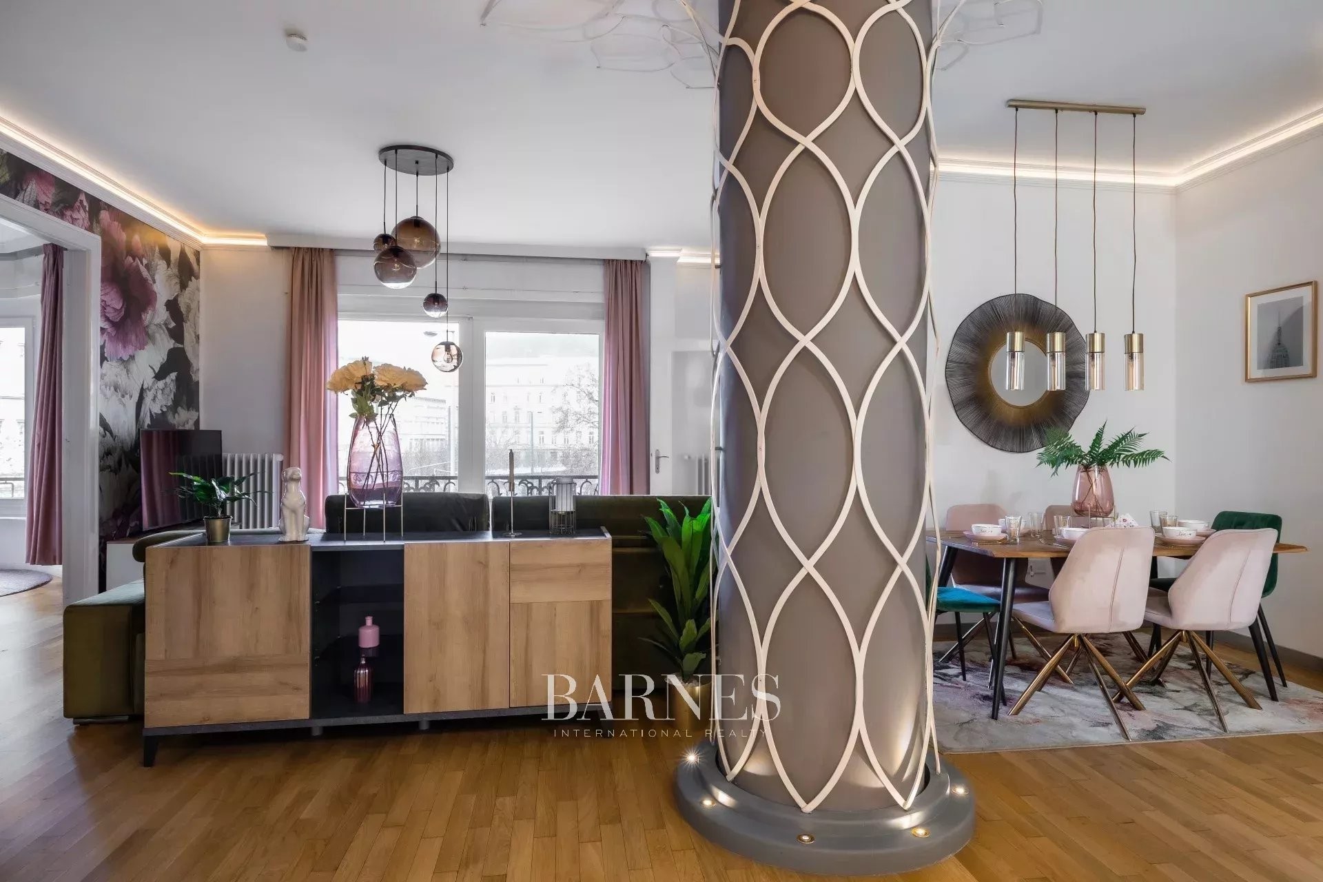 For Rent: 3-Bedroom Apartment with Urban Atmosphere near the Basilica - picture 13