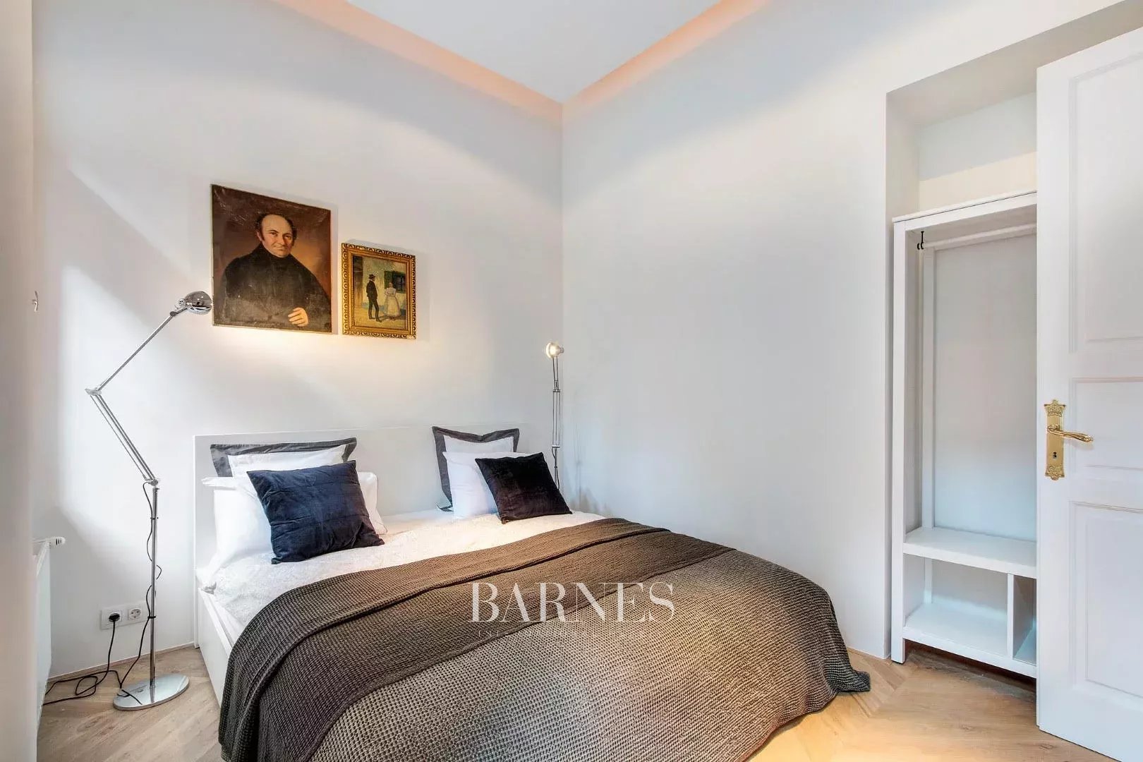 Two Bedroomed, Furnished Apartment in the 'Classical Downtown' - picture 18