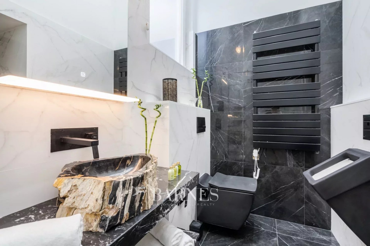 Two Airbnb apartments for sale in the 7th district, with windows facing Dohány Street - picture 5