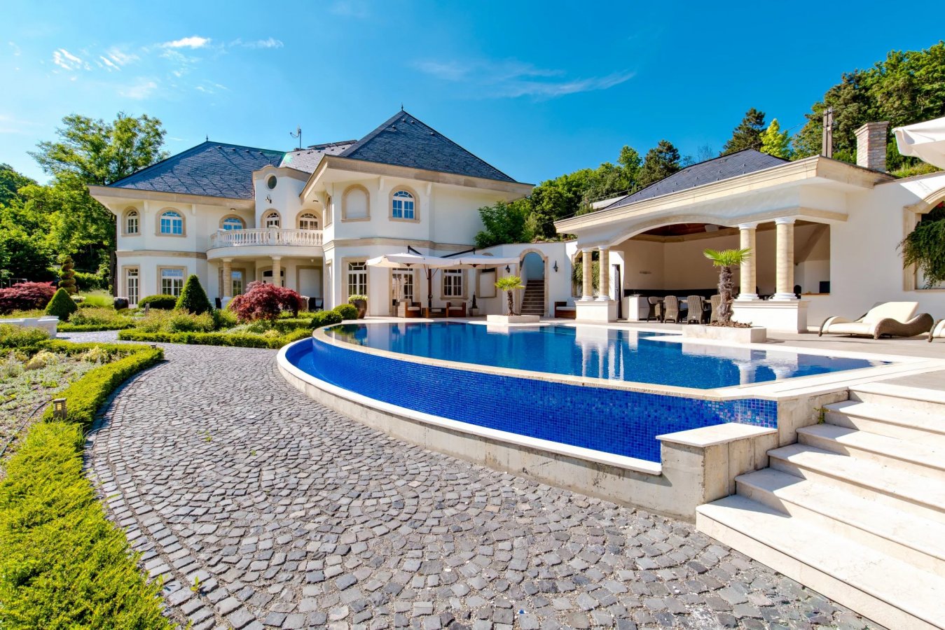 American-style Family Villa in II. District Budapest - picture 2