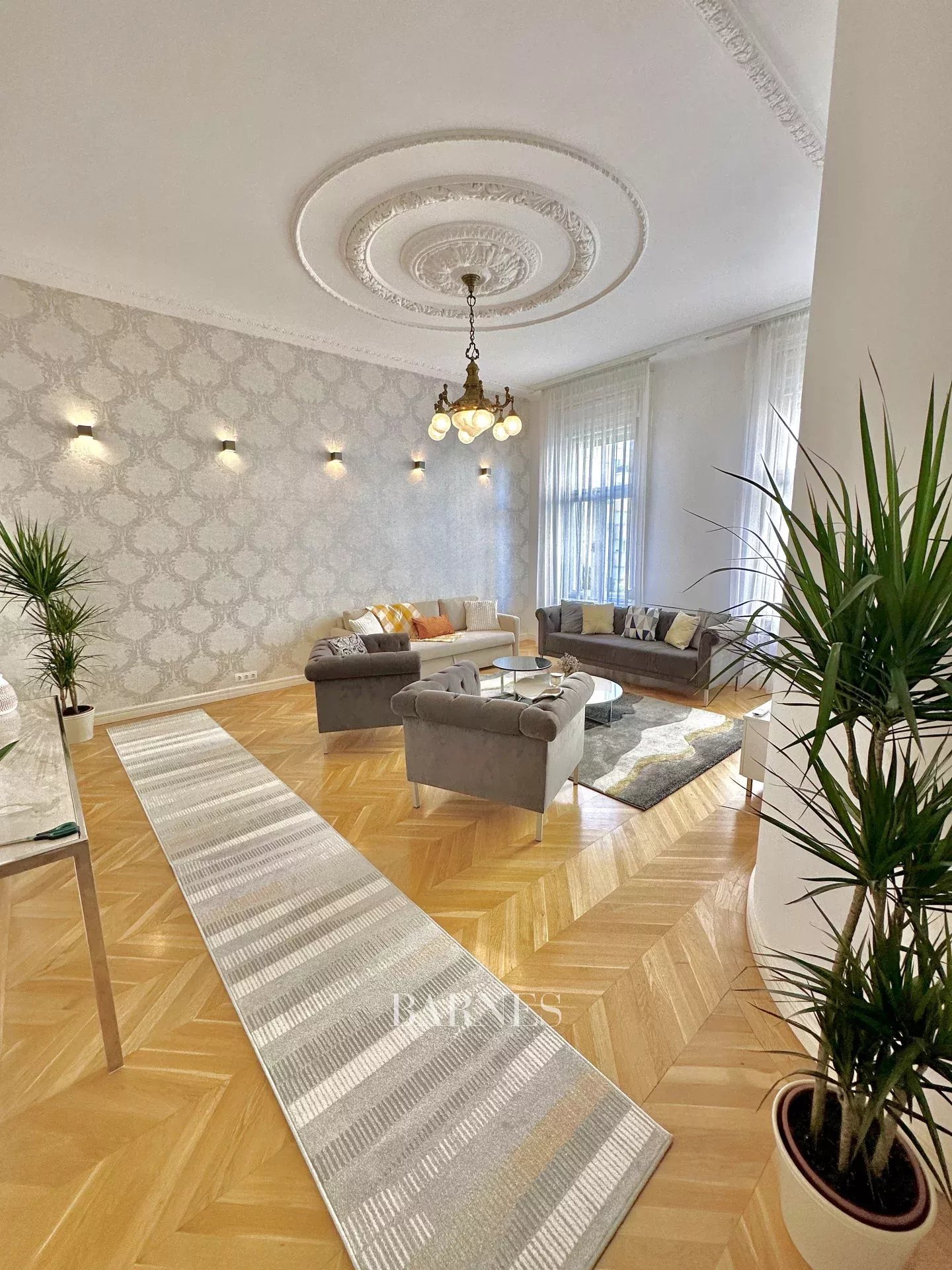 Kiadó 2 hálószobás, külön konyhás, elegáns lakás a Parlamentnél! - picture 2