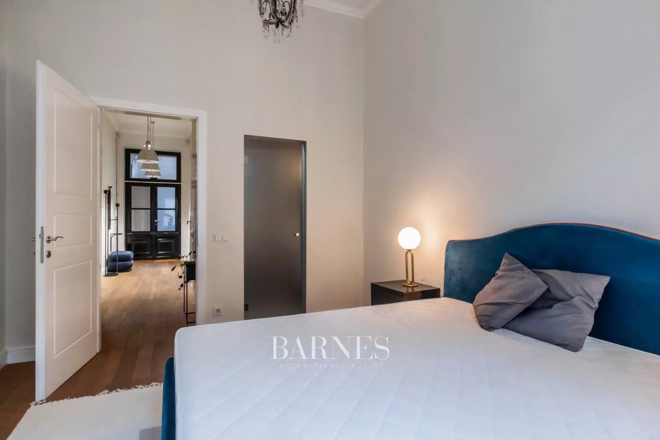 Luxury Apartment in the Heart of Budapest - Exceptional Investment Opportunity - picture 11