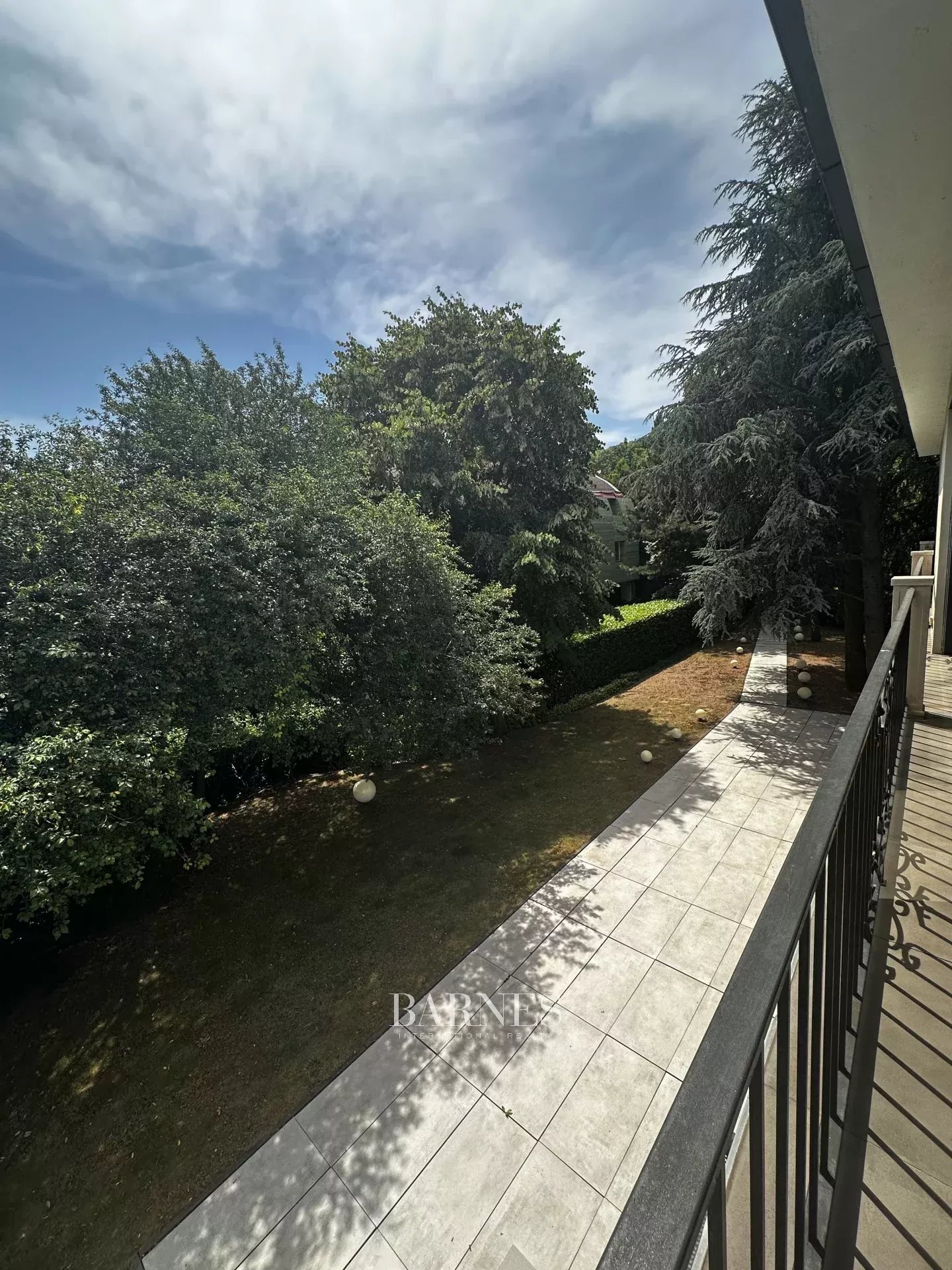 Kiadó irodaépület/cégközpont a XII. kerületben, az Orbánhegyen - picture 16