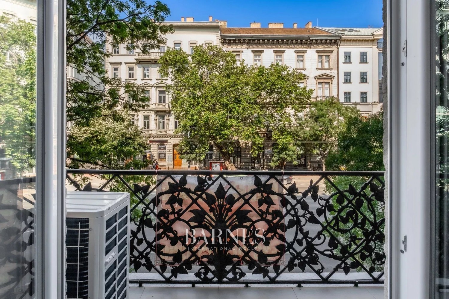 3-bedroom luxury apartment in the city center with  balcony and view to the Basilica - picture 25