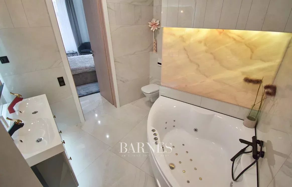 Panorámás, bútorozott luxuslakás a Madách tér közelében - picture 10