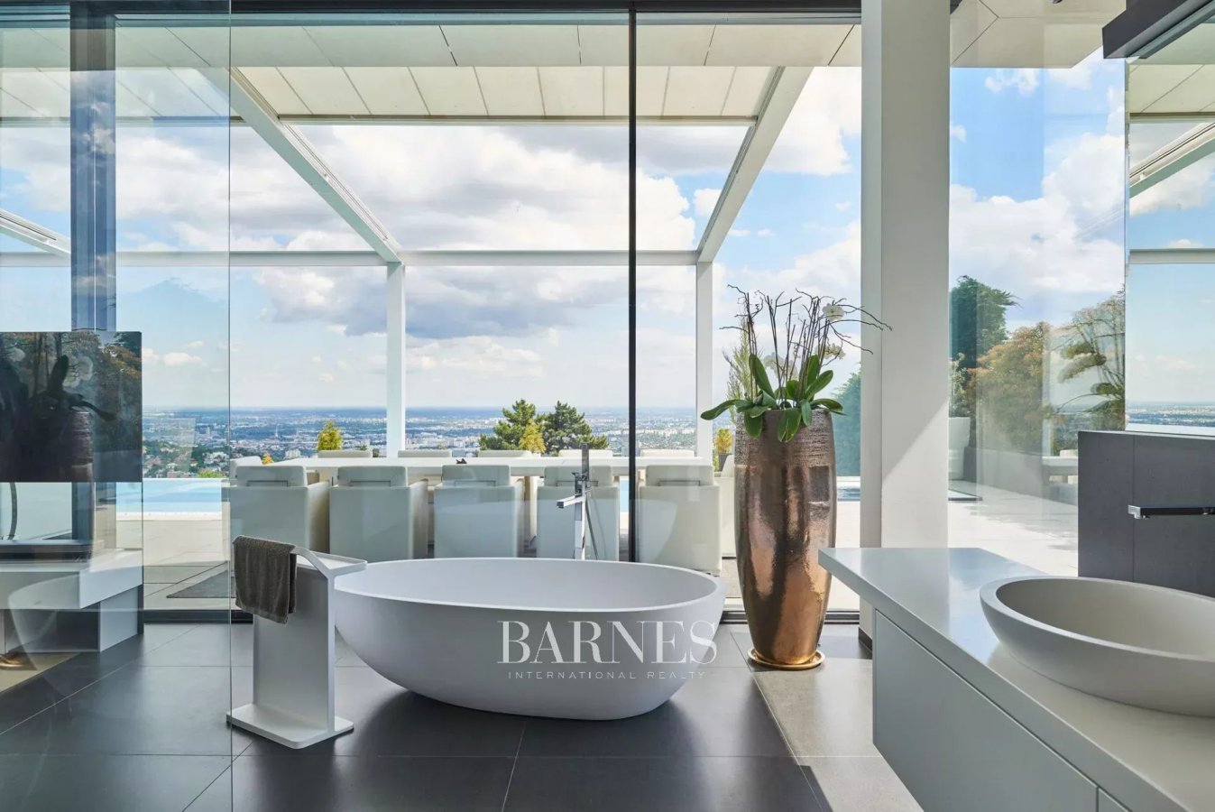 Extravagant Minimal-style Villa on Széchenyi Hill - picture 3