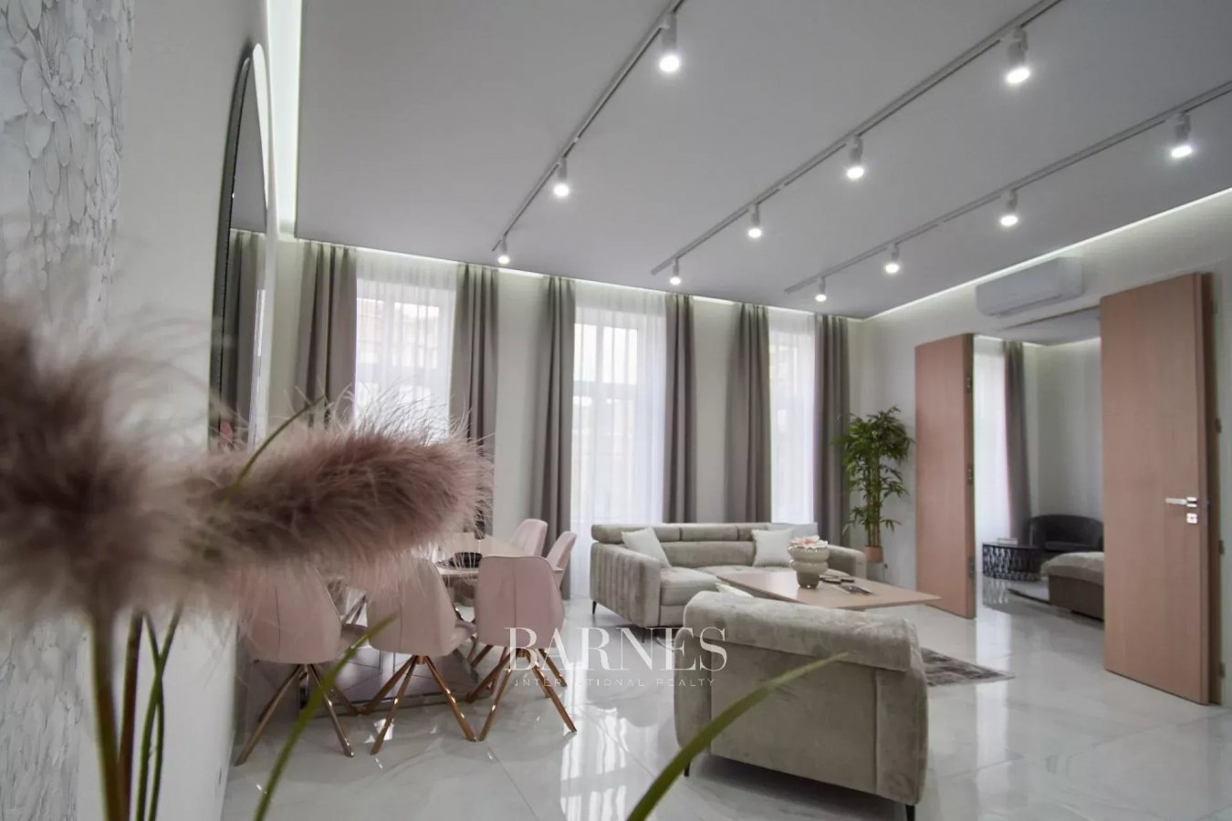 Panorámás, bútorozott luxuslakás a Madách tér közelében - picture 2