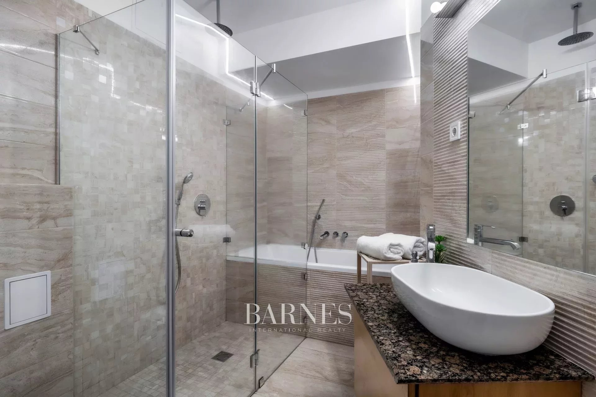 For Rent: 3-Bedroom Apartment with Urban Atmosphere near the Basilica - picture 20