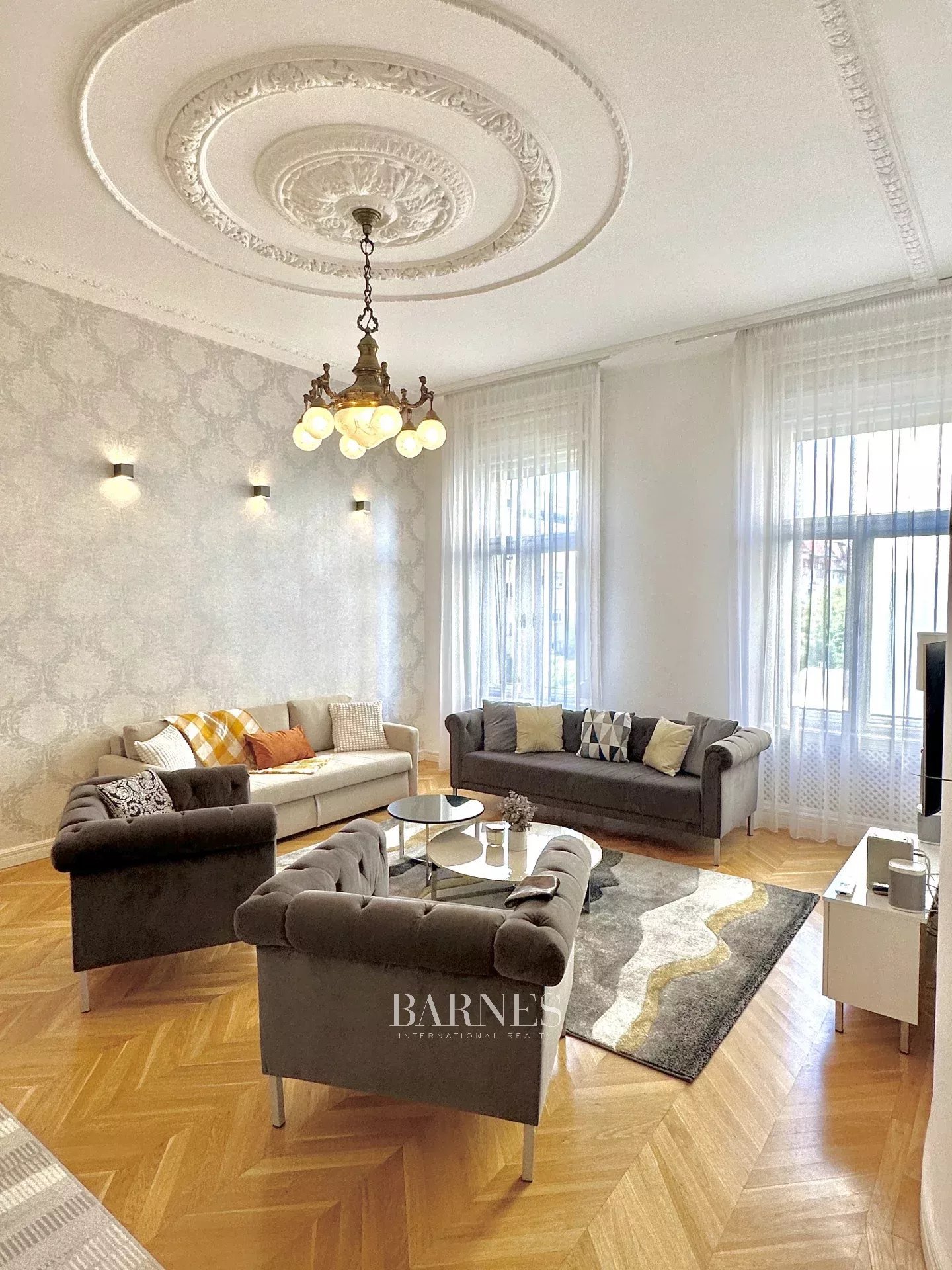 Kiadó 2 hálószobás, külön konyhás, elegáns lakás a Parlamentnél! - picture 1