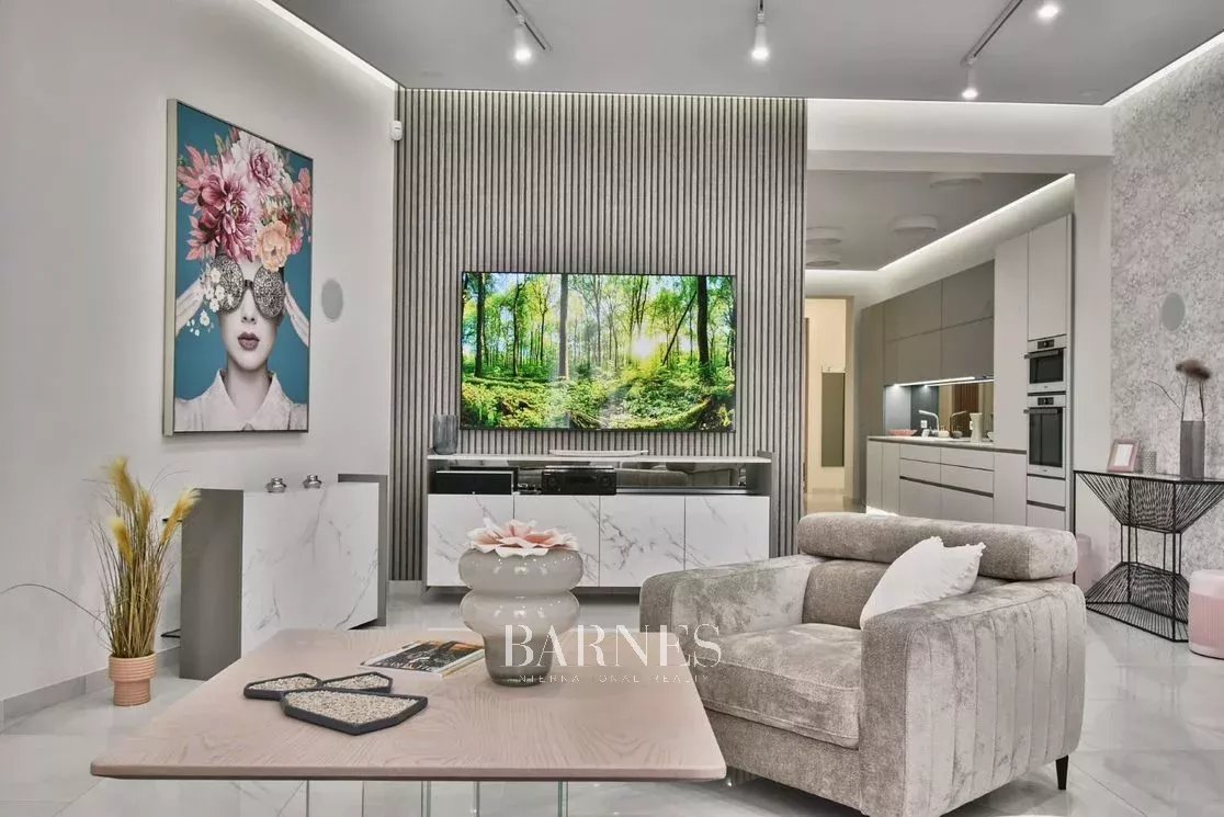 Panorámás, bútorozott luxuslakás a Madách tér közelében - picture 7