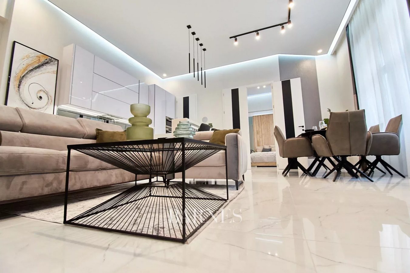 3 Bedroom, furnished luxury apartment in the heart of the City - picture 7