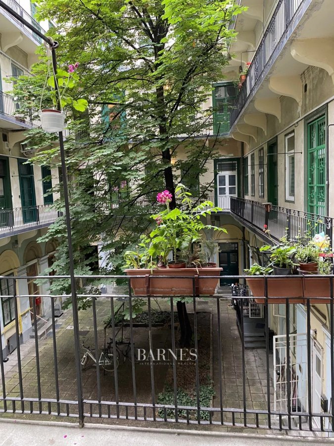 Eladó két hálós, felújított apartman a Jókai téren - picture 11