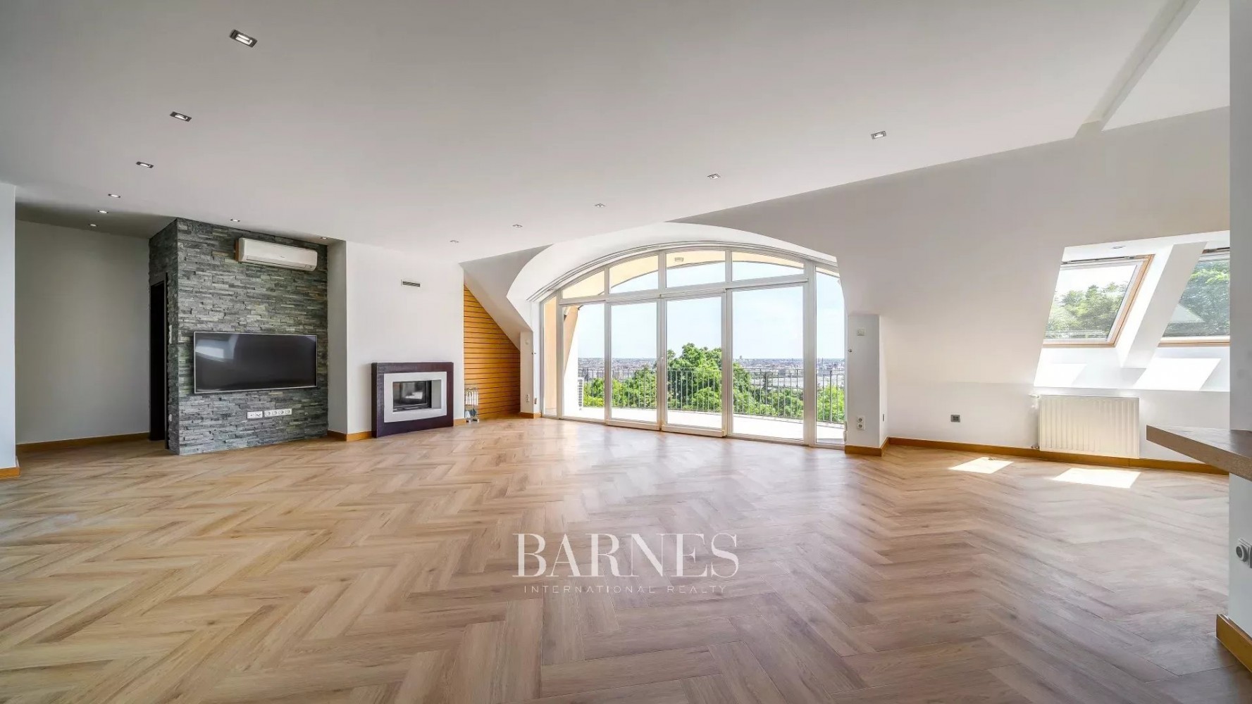 Eladó panorámás 2 hálós, teraszos luxuslakás külön vendéglakrésszel a Rózsadombon - picture 2