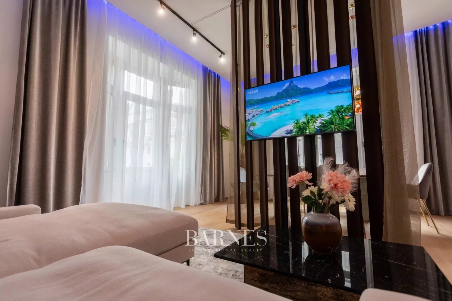 Living room + bedroom, furnished luxury apartment for sale in Váci Street - picture 6