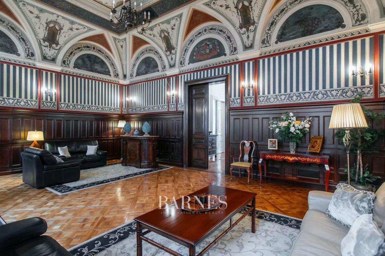 ​Beautifully restored 'true to age' bourgeois residence close to Andrássy Avenue - picture 2