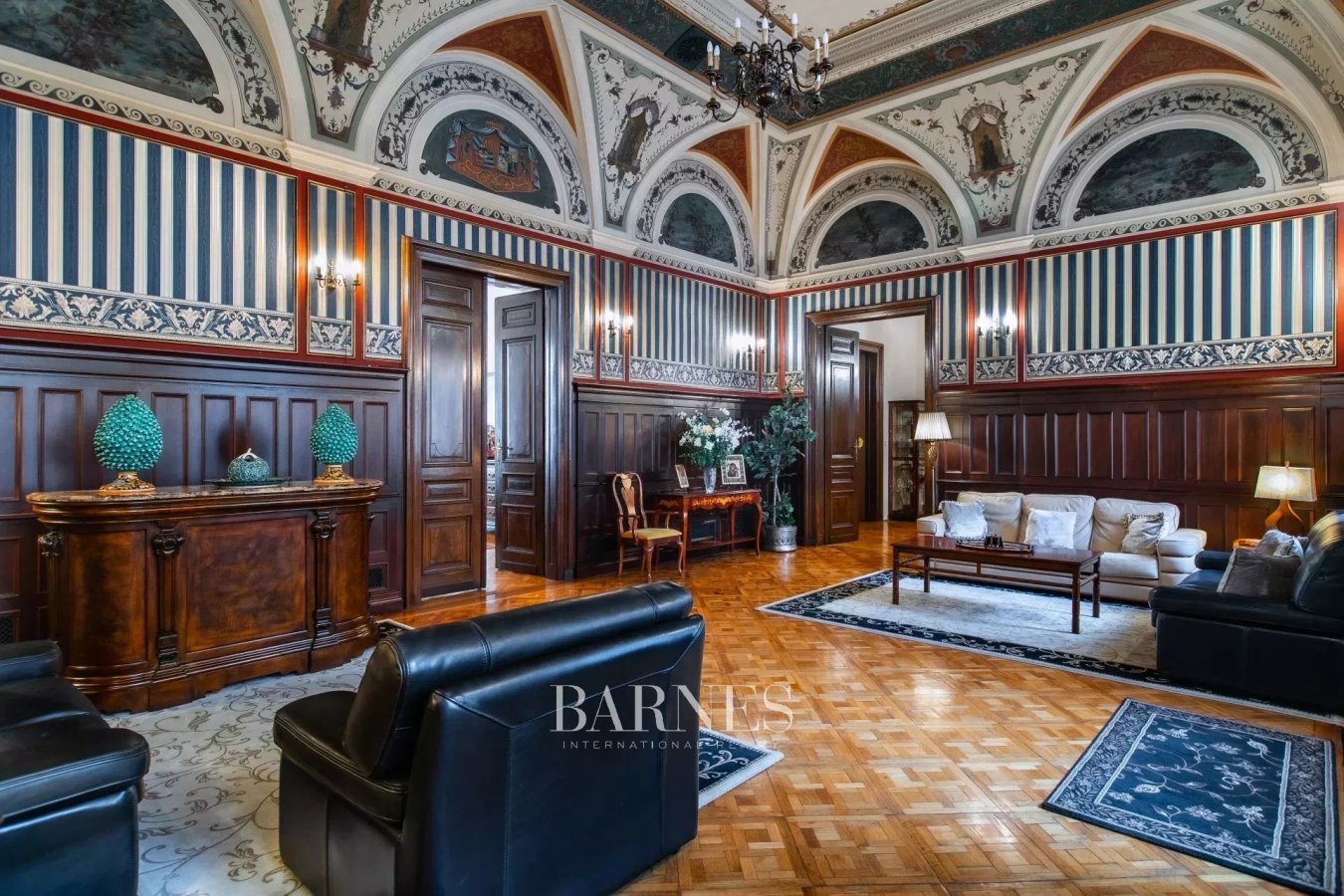 ​Beautifully restored 'true to age' bourgeois residence close to Andrássy Avenue - picture 3