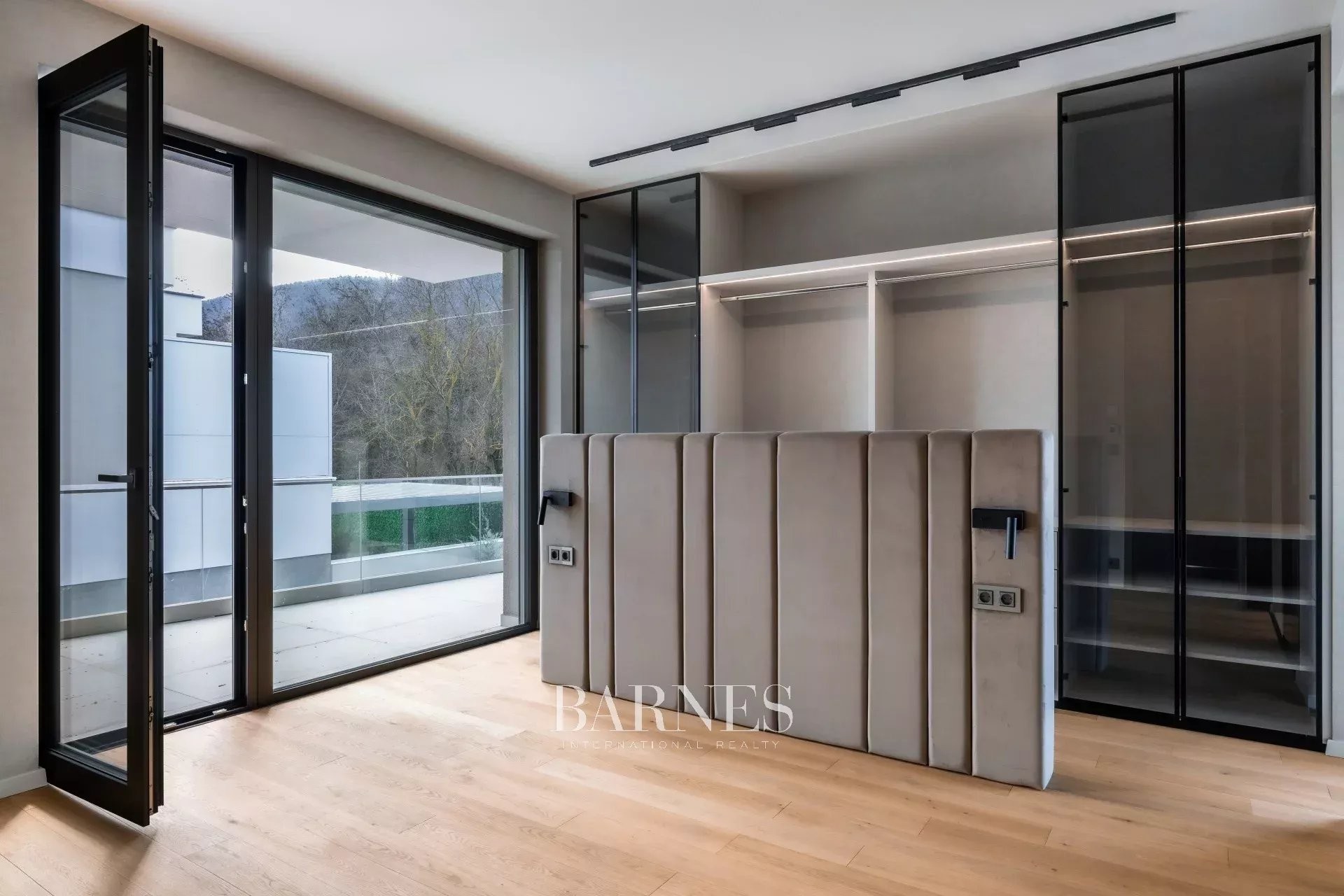 Panoramic Luxury Home at Harsánylejtő, with Garden and Pool - picture 20