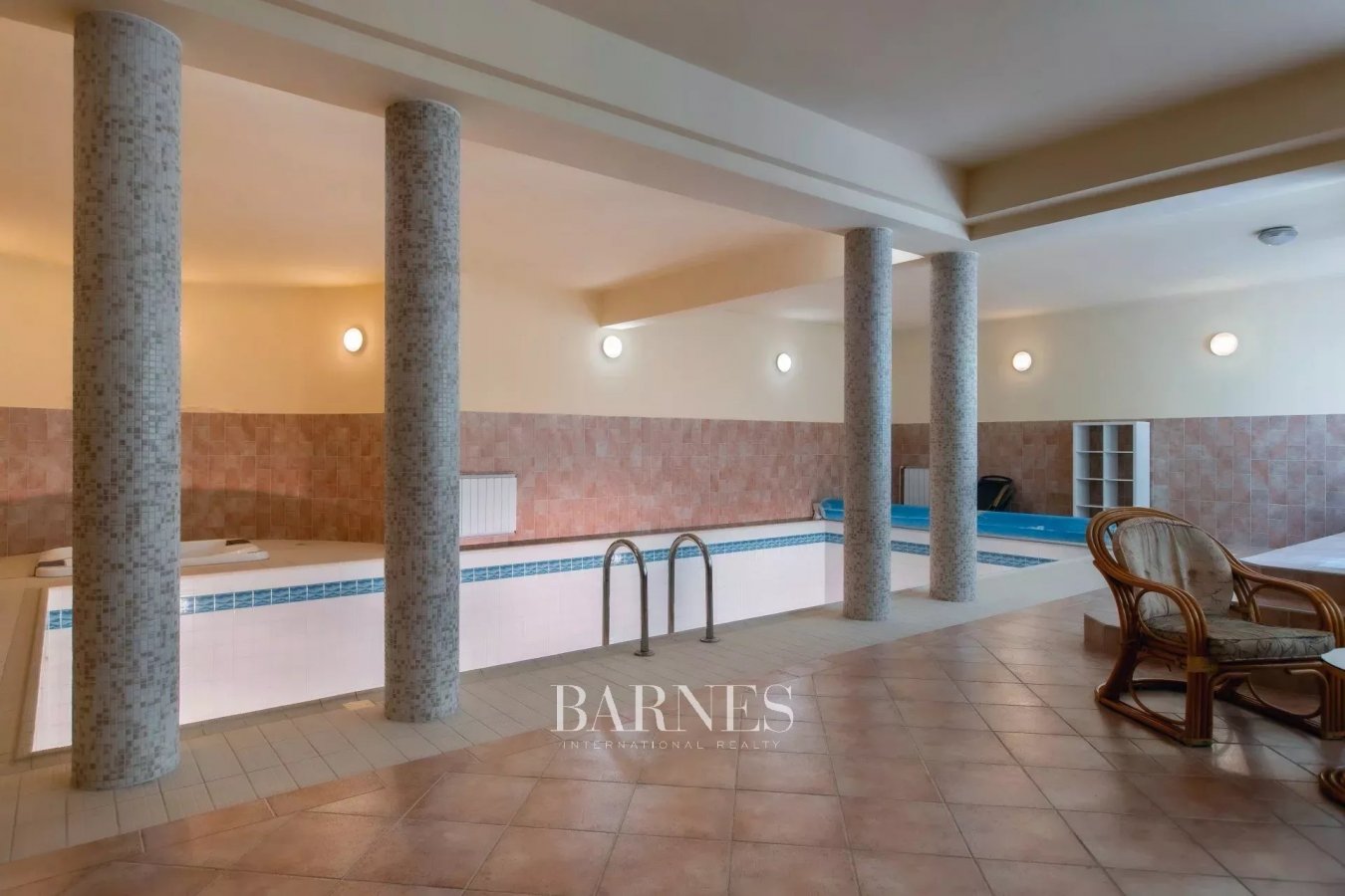 Classical panoramic family villa with exclusive Buda side location - picture 21