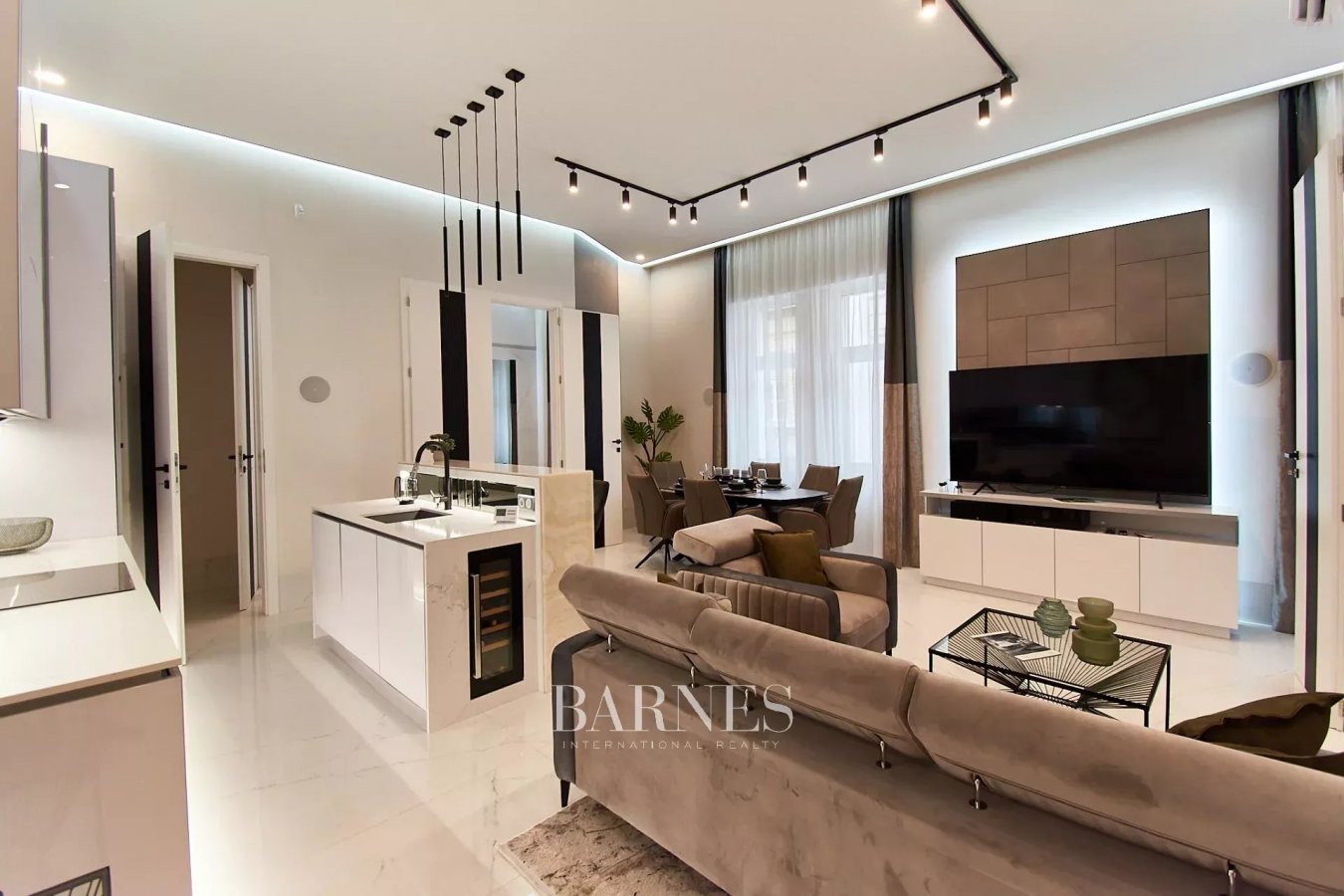 3 Bedroom, furnished luxury apartment in the heart of the City - picture 6