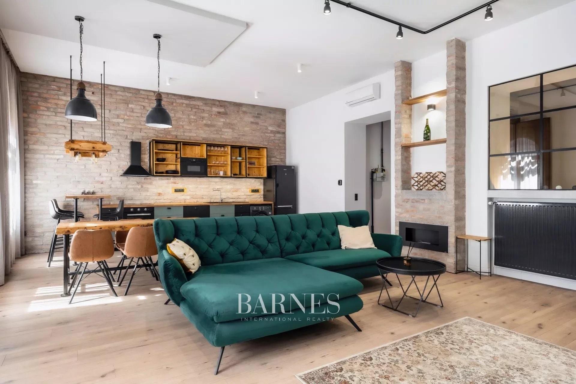 Unique loft apartment close to the Dohány Street Synagogue - picture 3