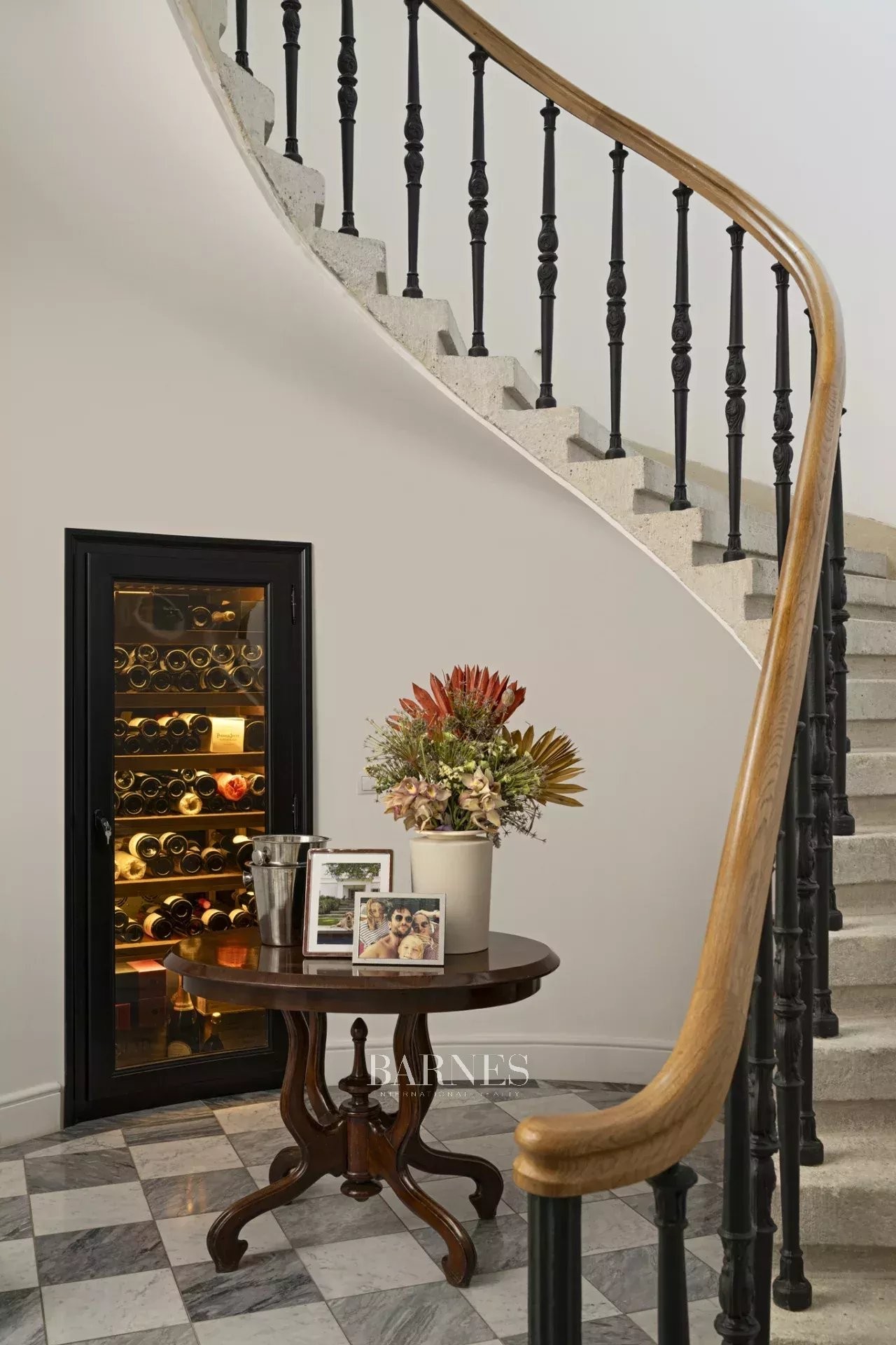 Elegantly renovated listed monument villa in the exclusive villa district of Hárshegy - picture 16