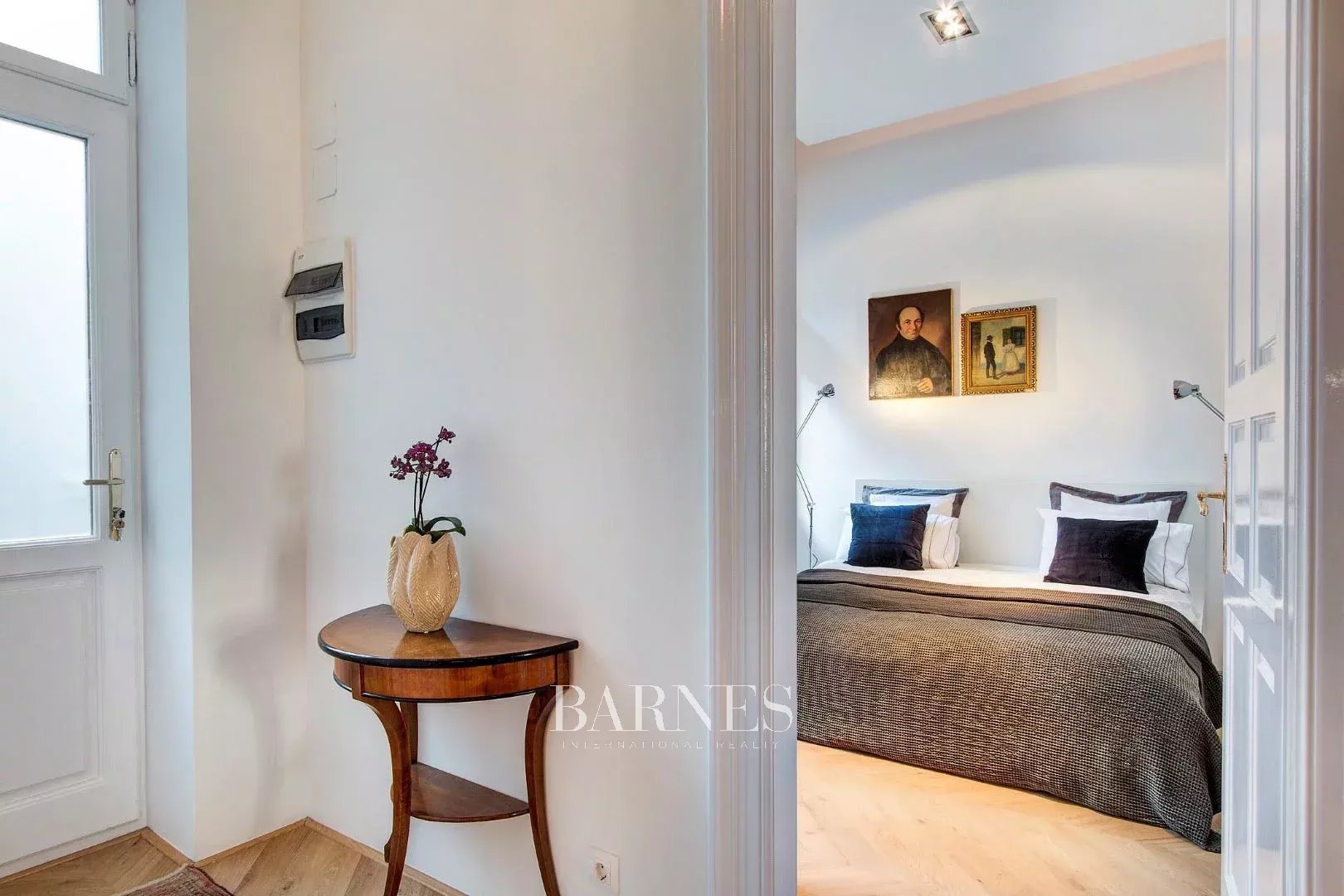 Two Bedroomed, Furnished Apartment in the 'Classical Downtown' - picture 13