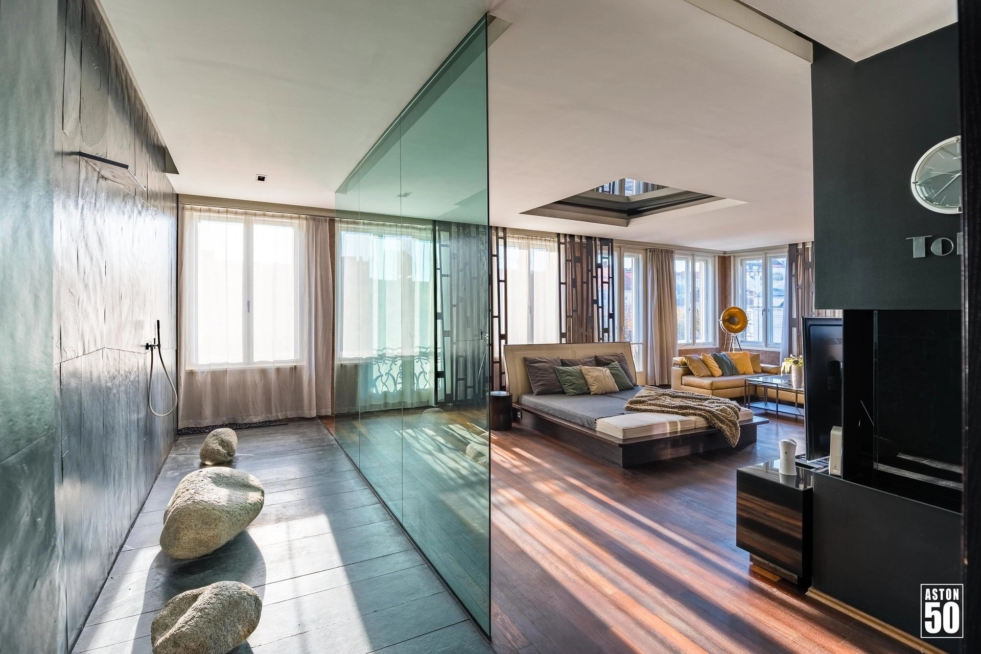 Designer Apartment with Panoramic Views in Central Budapest - picture 9